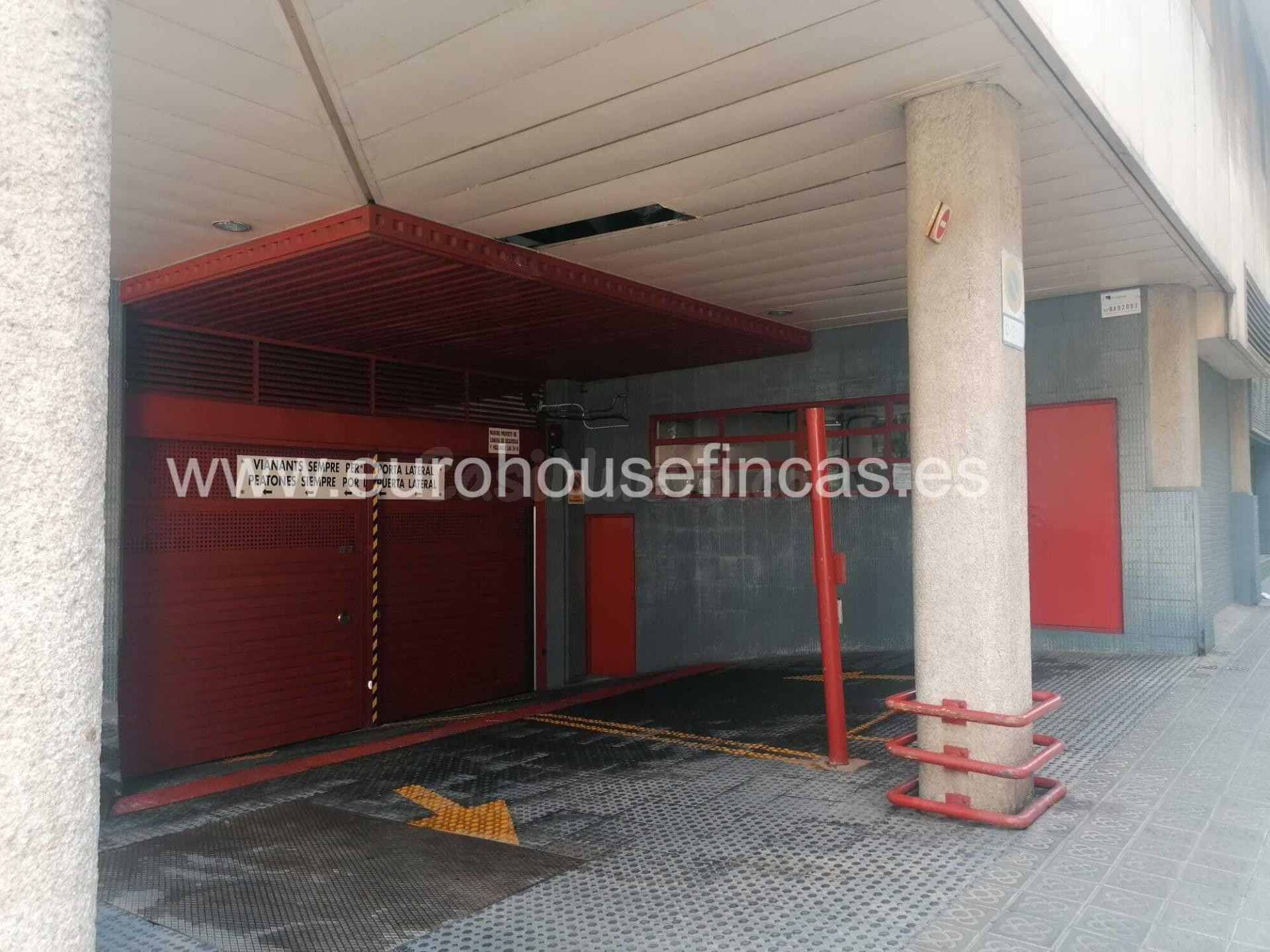 Plaza mediana de Parking en Les Corts, al lado de La Illa y Comisaría.