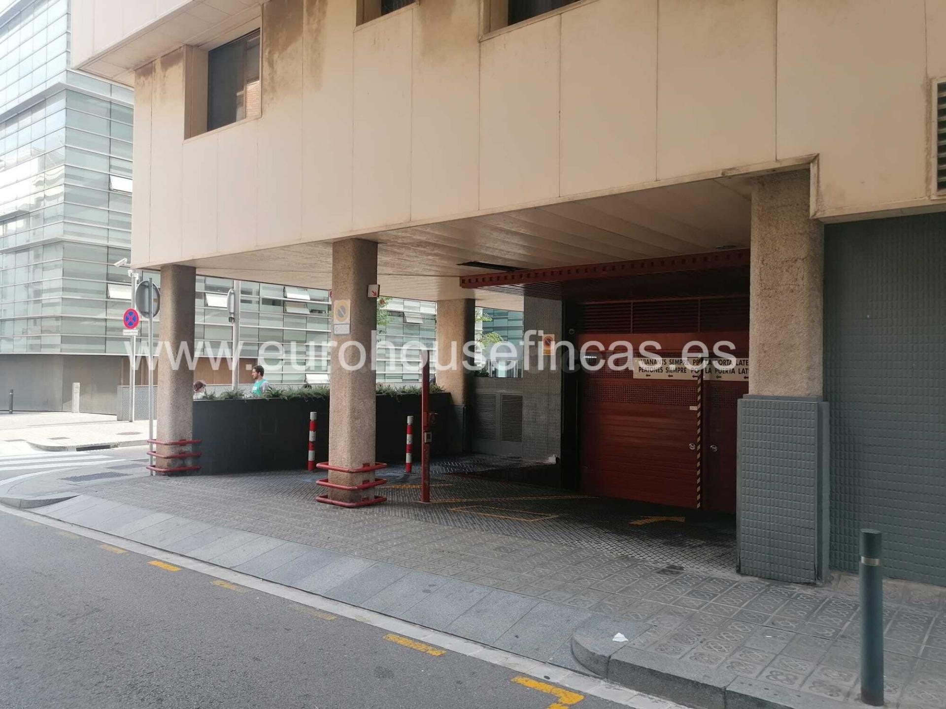 Plaza mediana de Parking en Les Corts, al lado de La Illa y Comisaría. - foto 2