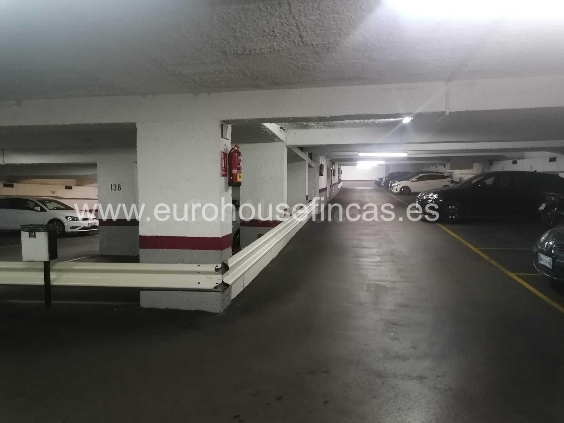 Plaza mediana de Parking en Les Corts, al lado de La Illa y Comisaría. - foto 3
