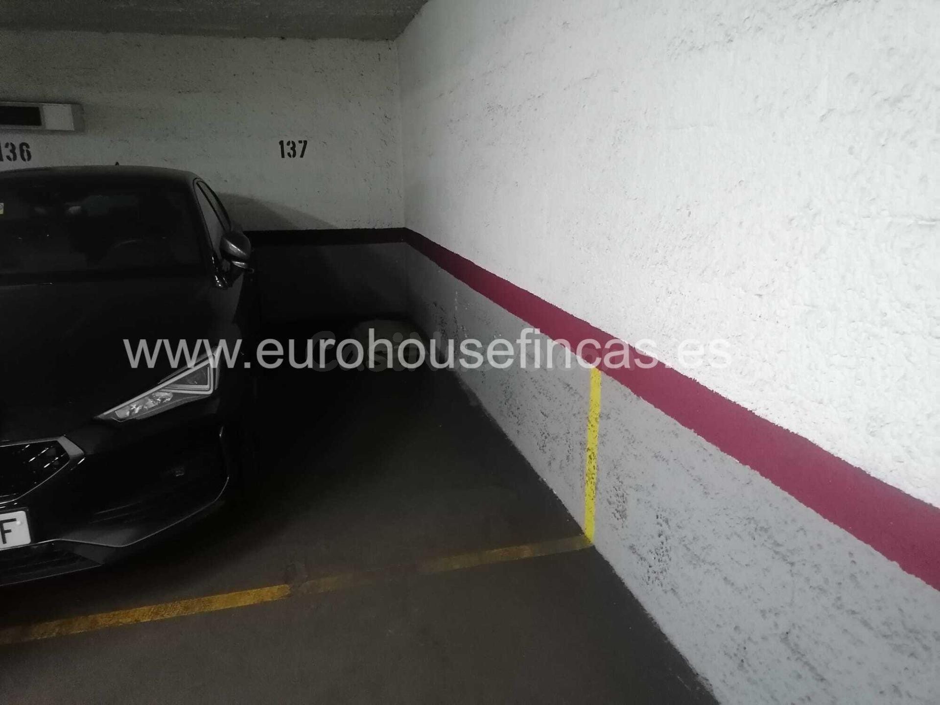 Plaza mediana de Parking en Les Corts, al lado de La Illa y Comisaría. - foto 4