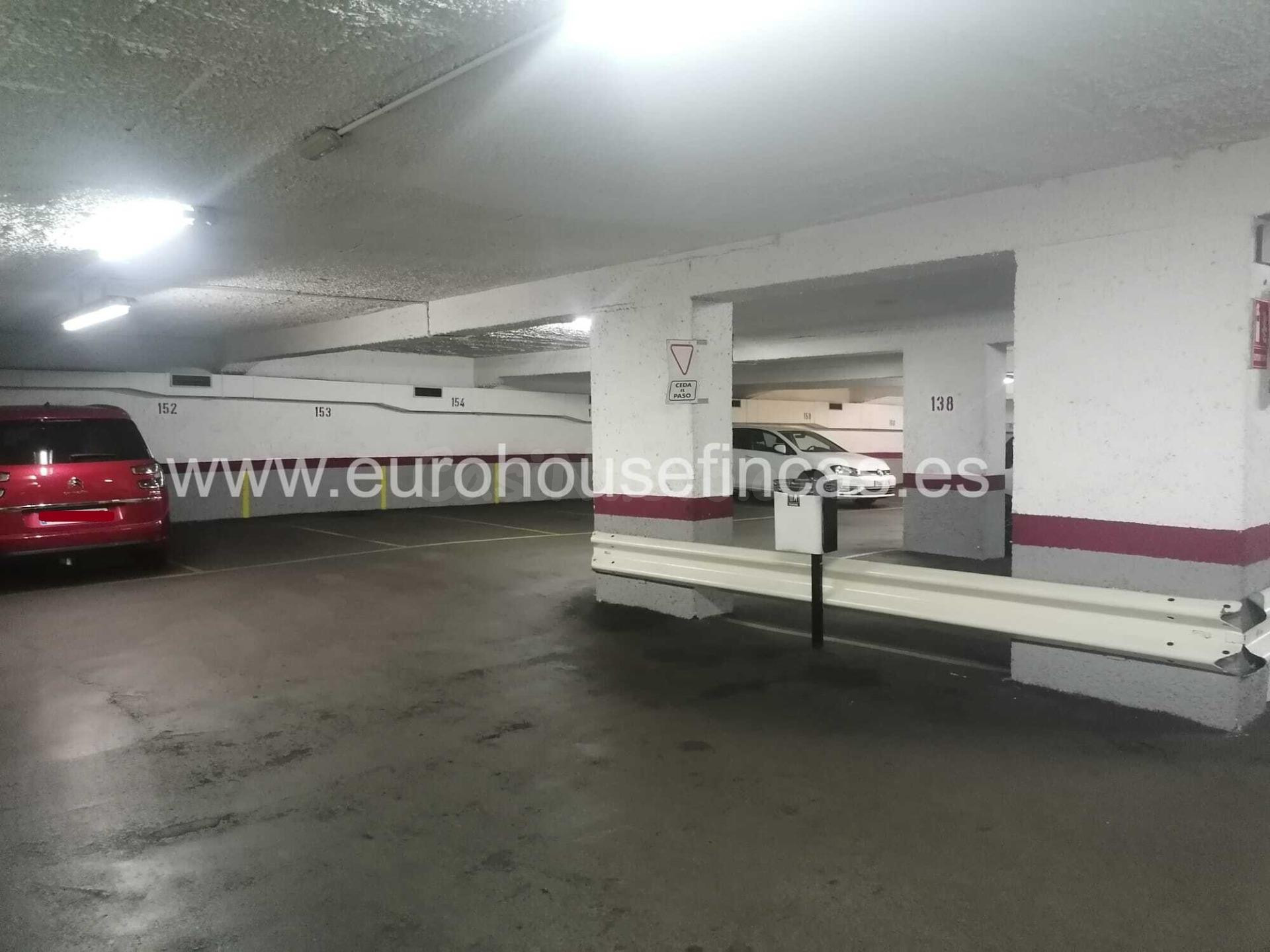 Plaza mediana de Parking en Les Corts, al lado de La Illa y Comisaría. - foto 5