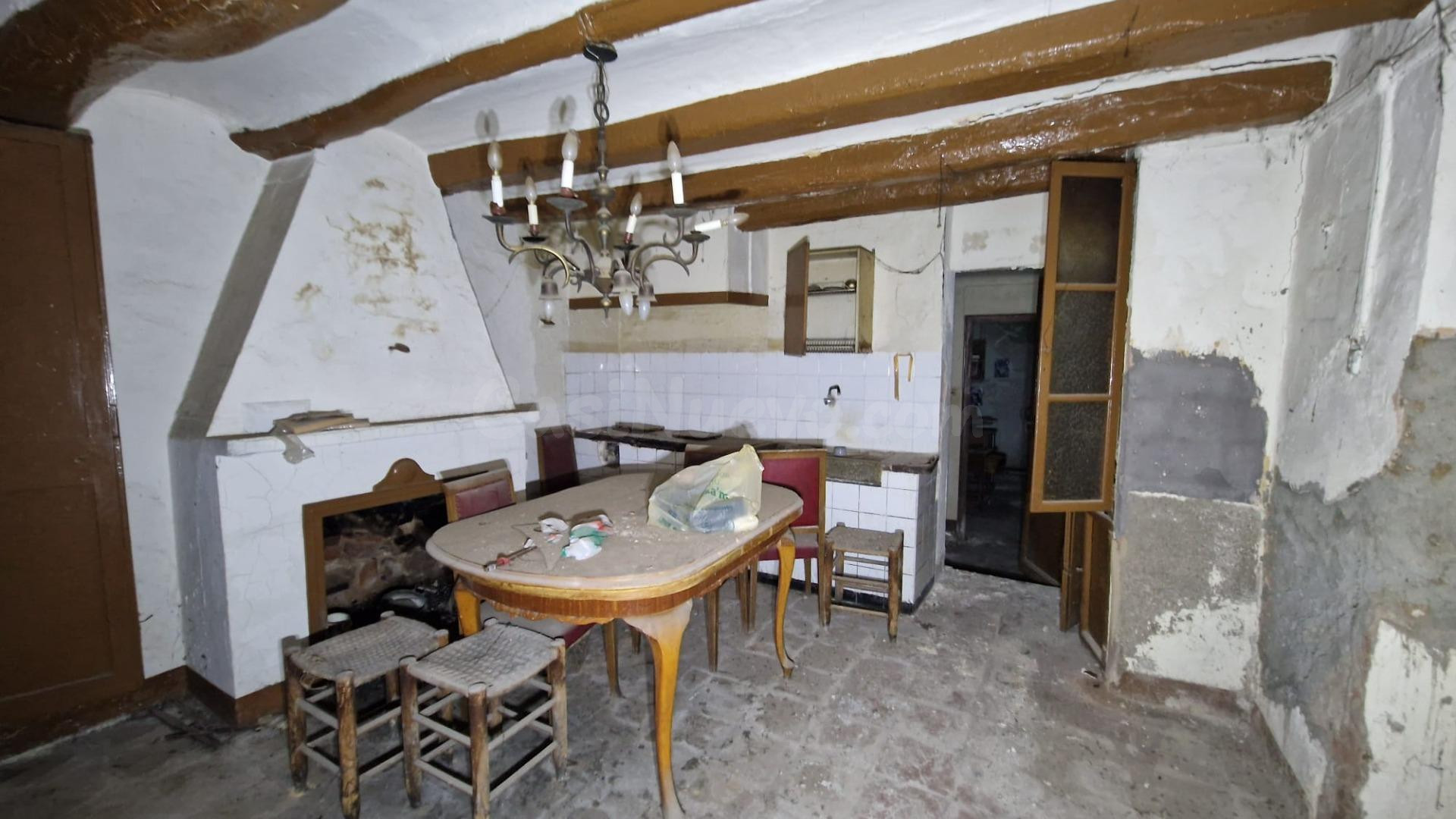 Casa Esquinera para Reformar en el Centro de Olesa de Montse - foto 2