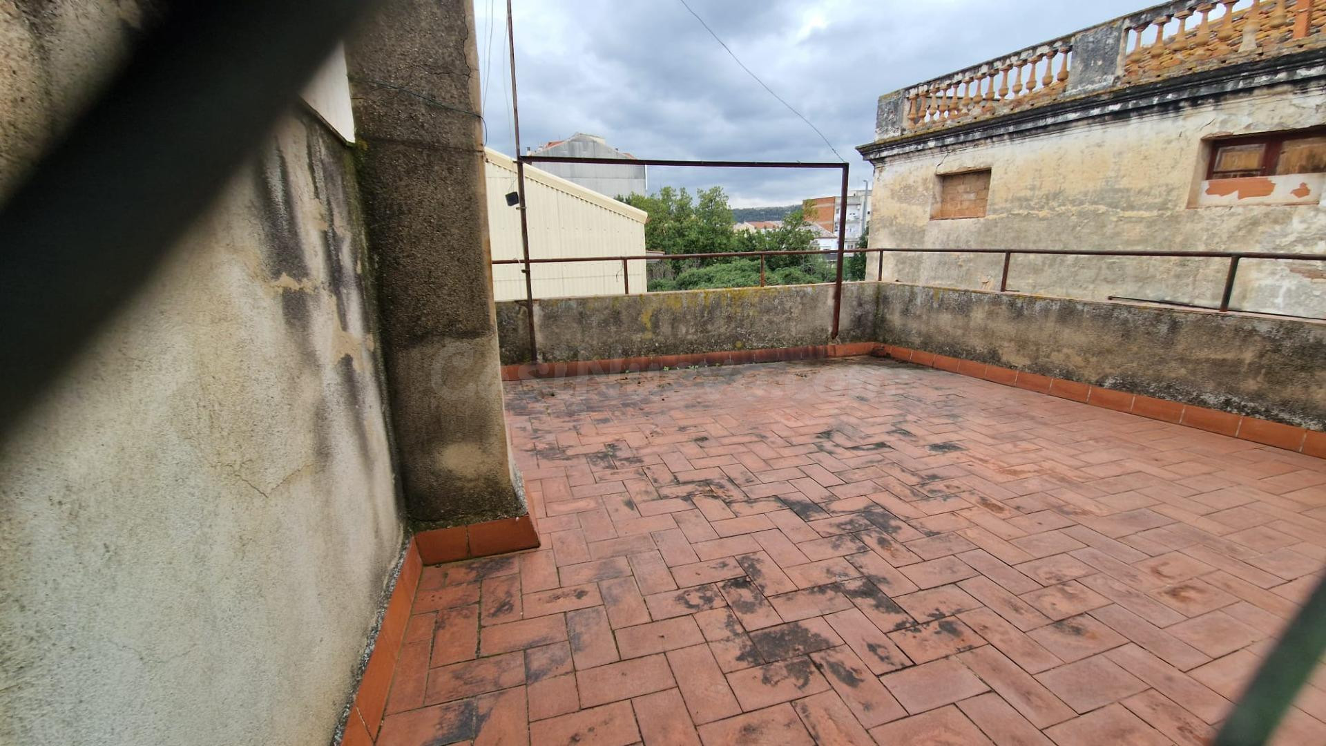 Casa Esquinera para Reformar en el Centro de Olesa de Montse - foto 3