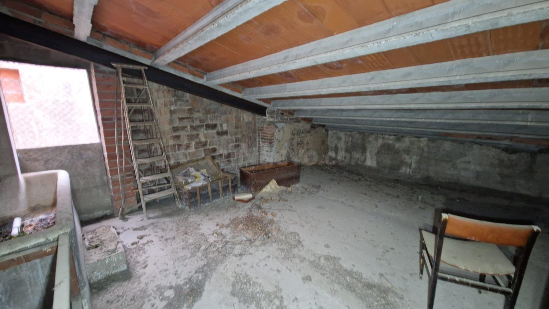 Casa Esquinera para Reformar en el Centro de Olesa de Montse - foto 4