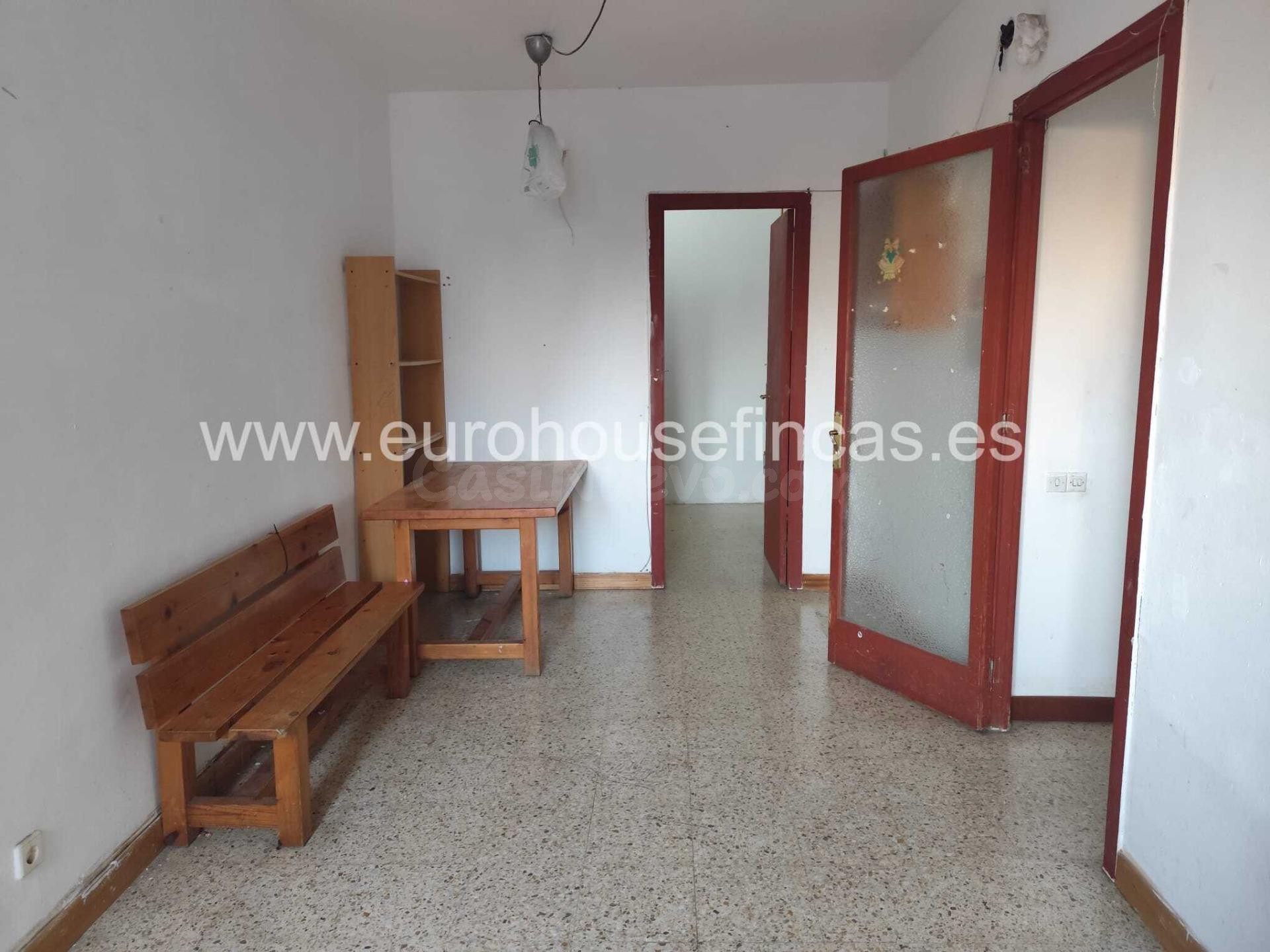 Piso alto de 4 habitaciones para reformar en calle Fonería, en la Marina del Port.