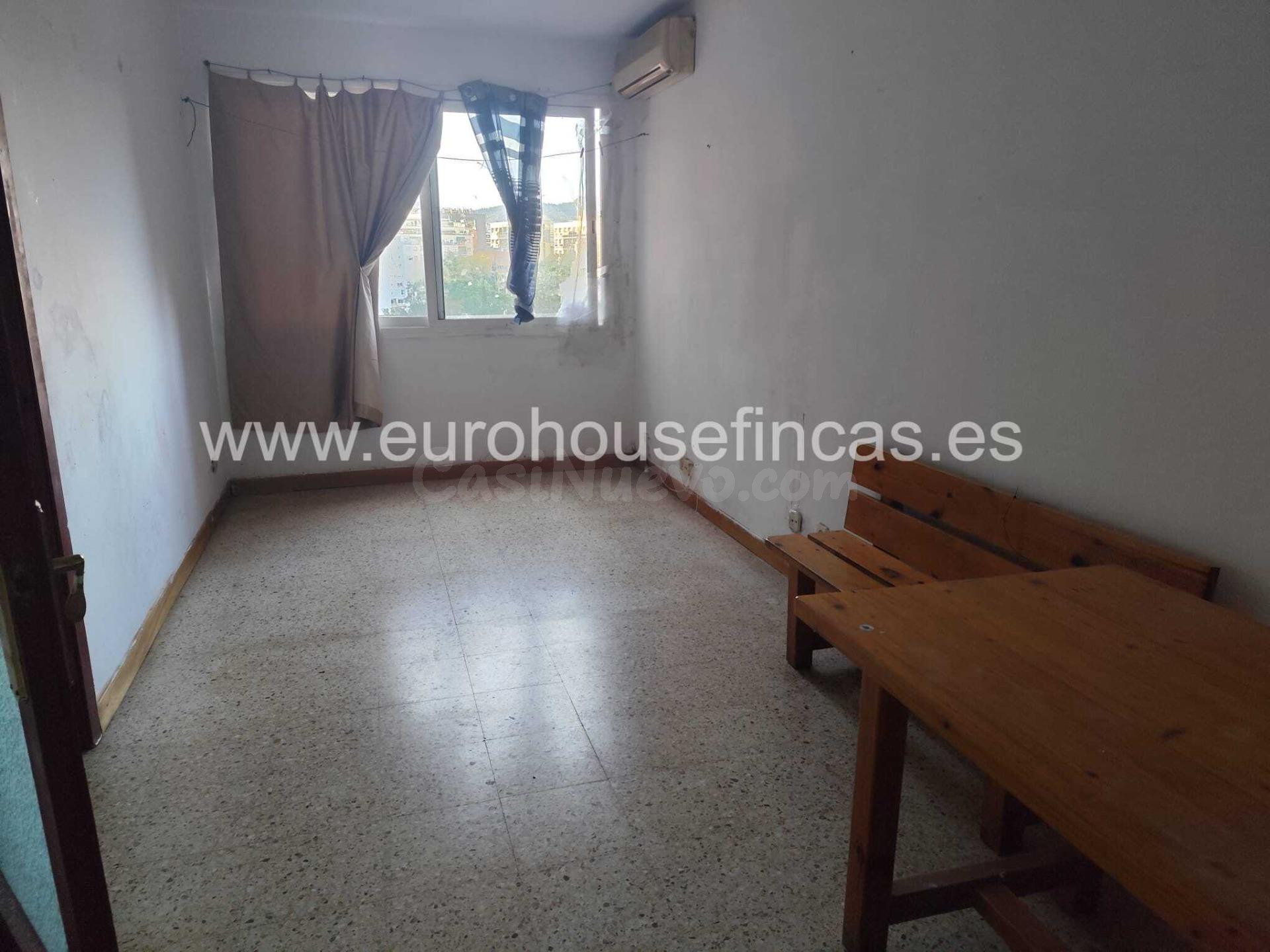 Piso alto de 4 habitaciones para reformar en calle Fonería, en la Marina del Port. - foto 2