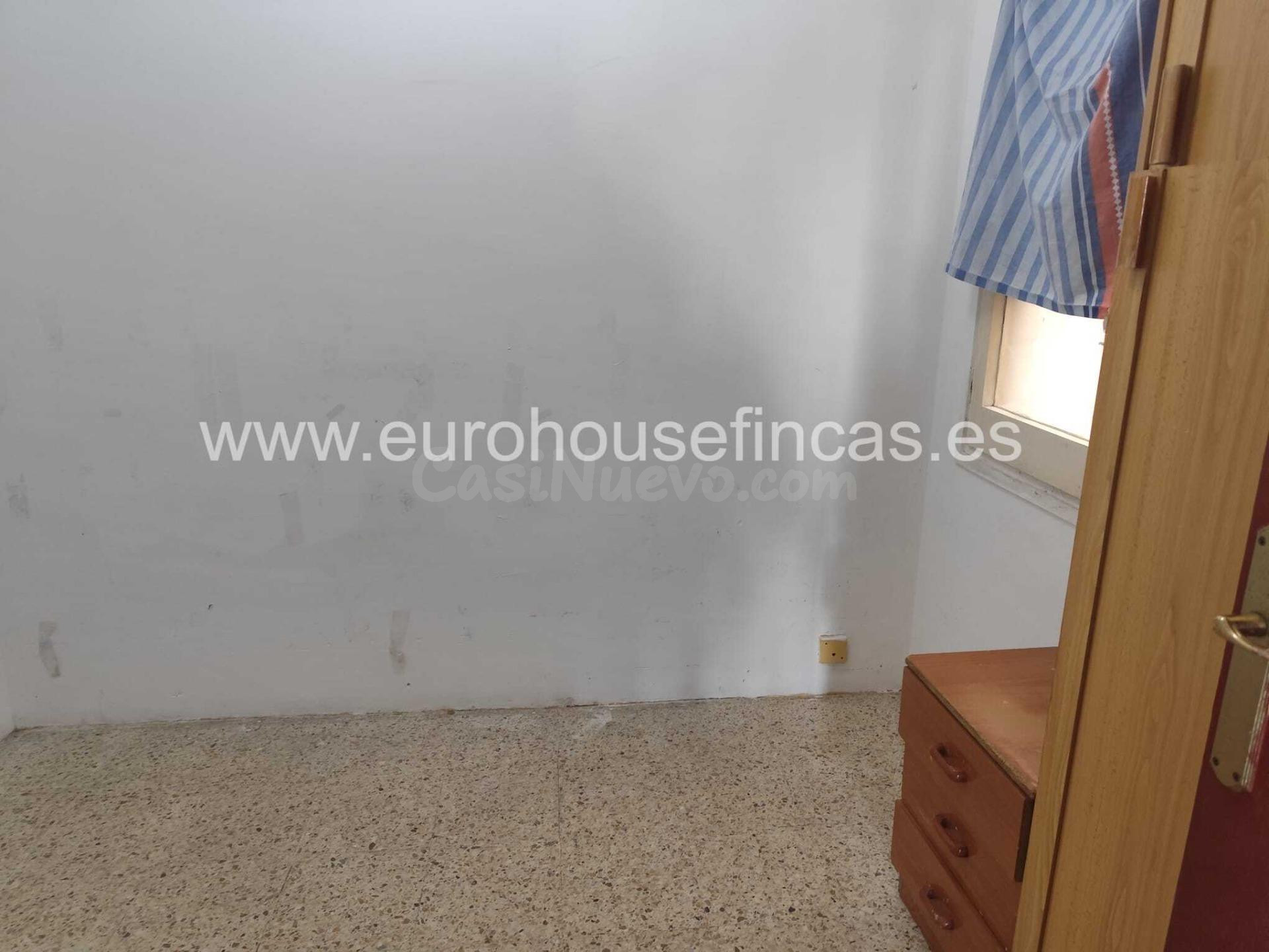 Piso alto de 4 habitaciones para reformar en calle Fonería, en la Marina del Port. - foto 3