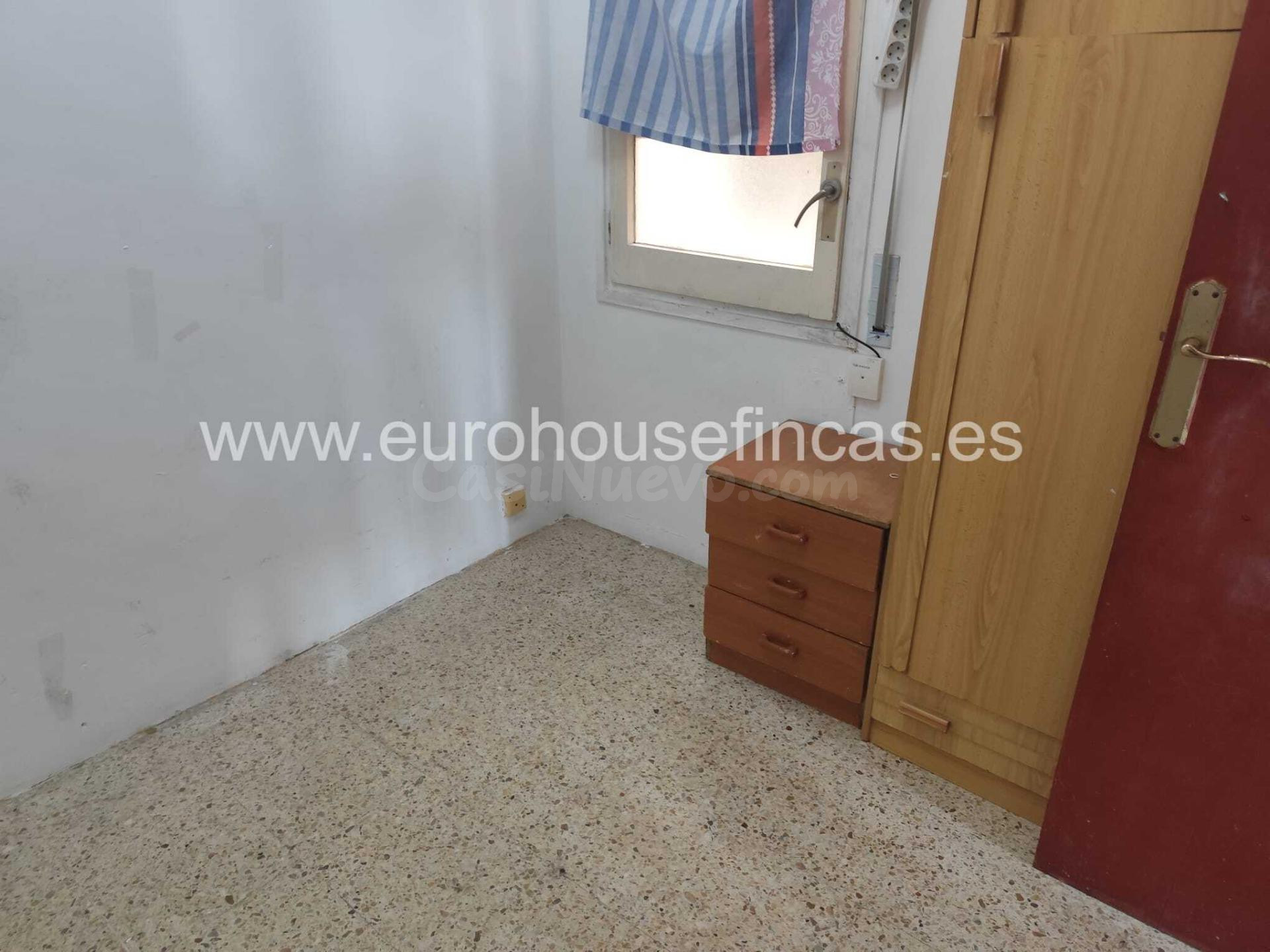 Piso alto de 4 habitaciones para reformar en calle Fonería, en la Marina del Port. - foto 4