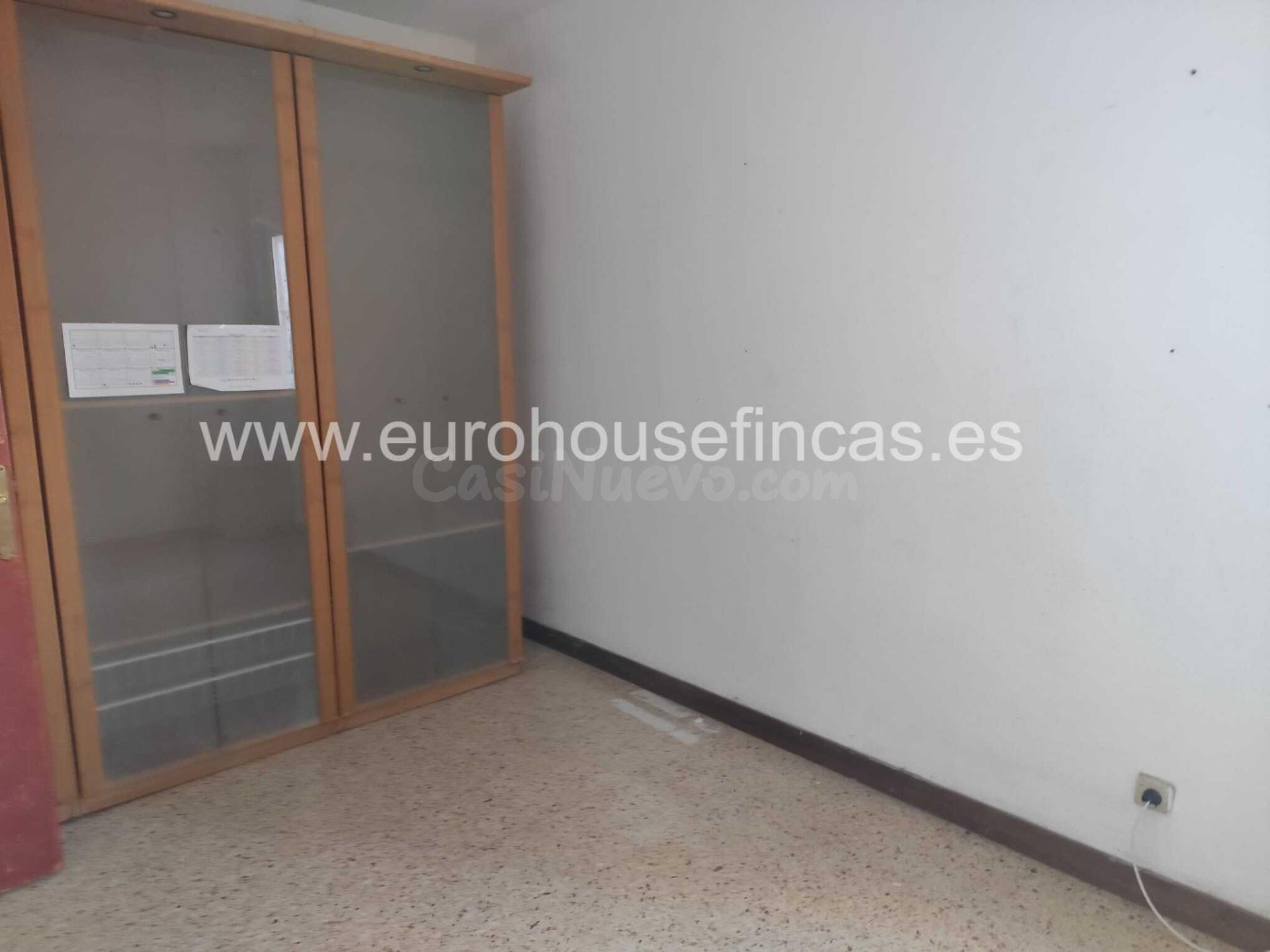 Piso alto de 4 habitaciones para reformar en calle Fonería, en la Marina del Port. - foto 5