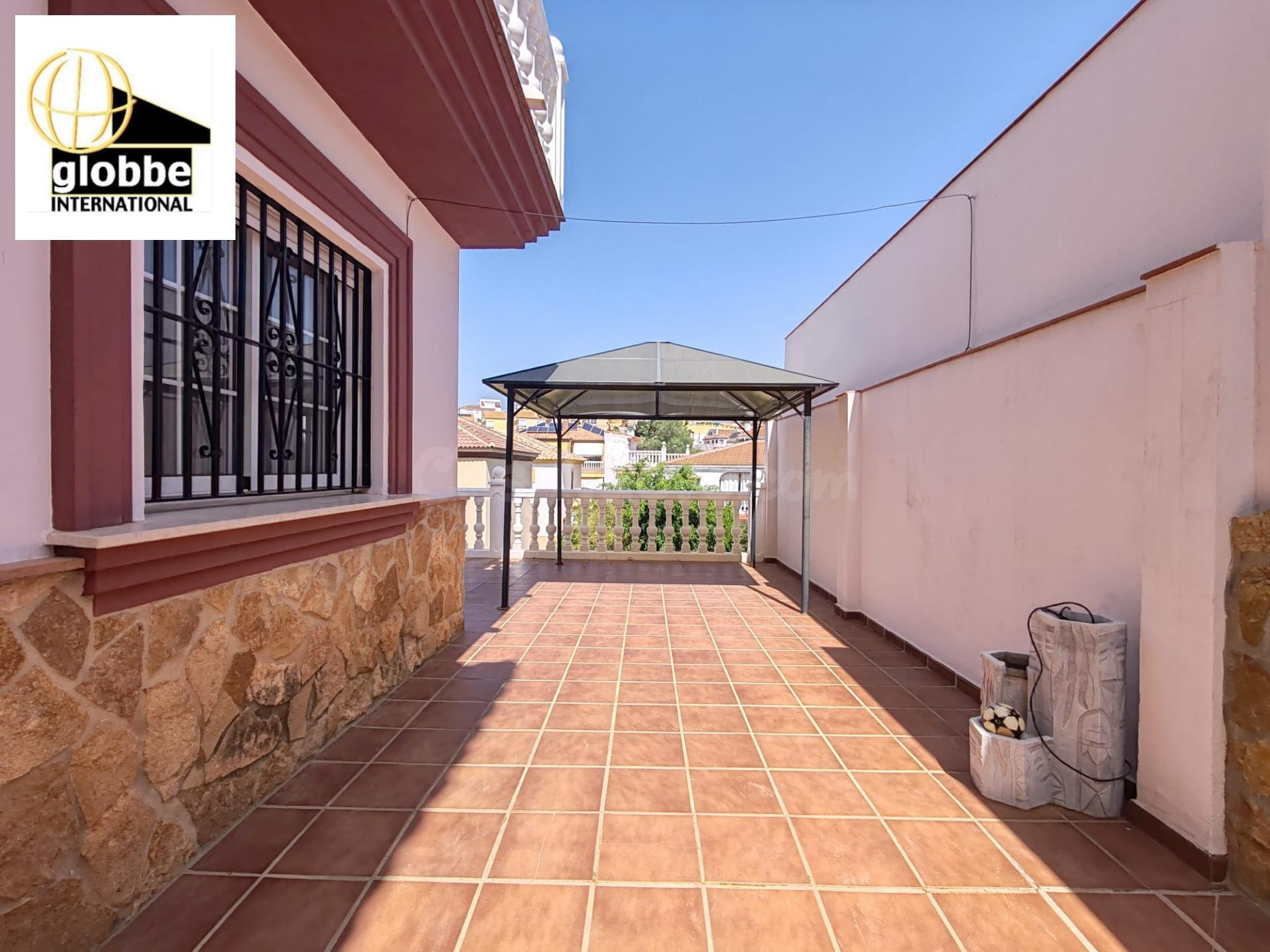 Espectacular Chalet en Málaga con Piscina y Amplio Garaje