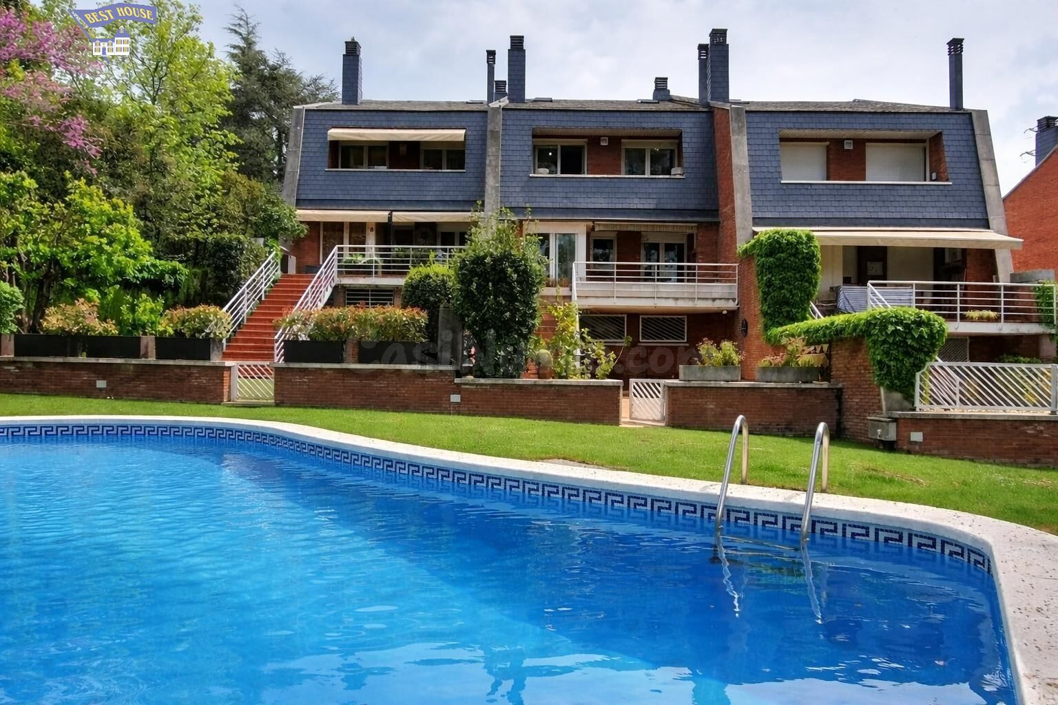 EXCLUSIVA CASA ADOSADA CON PISCINA COMUNITARIA EN ENTORNO RE