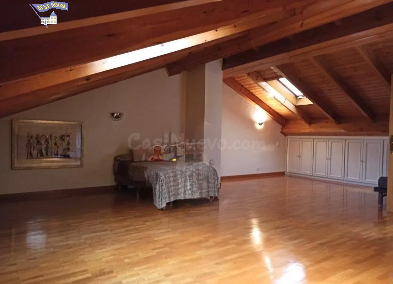 EXCLUSIVA CASA ADOSADA CON PISCINA COMUNITARIA EN ENTORNO RE - foto 4