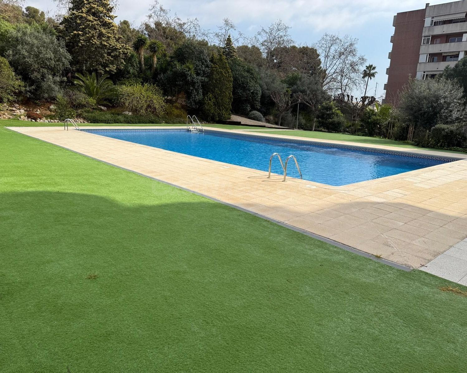 ¡¡Amplio piso con piscina comunitaria en Castelldefels!!