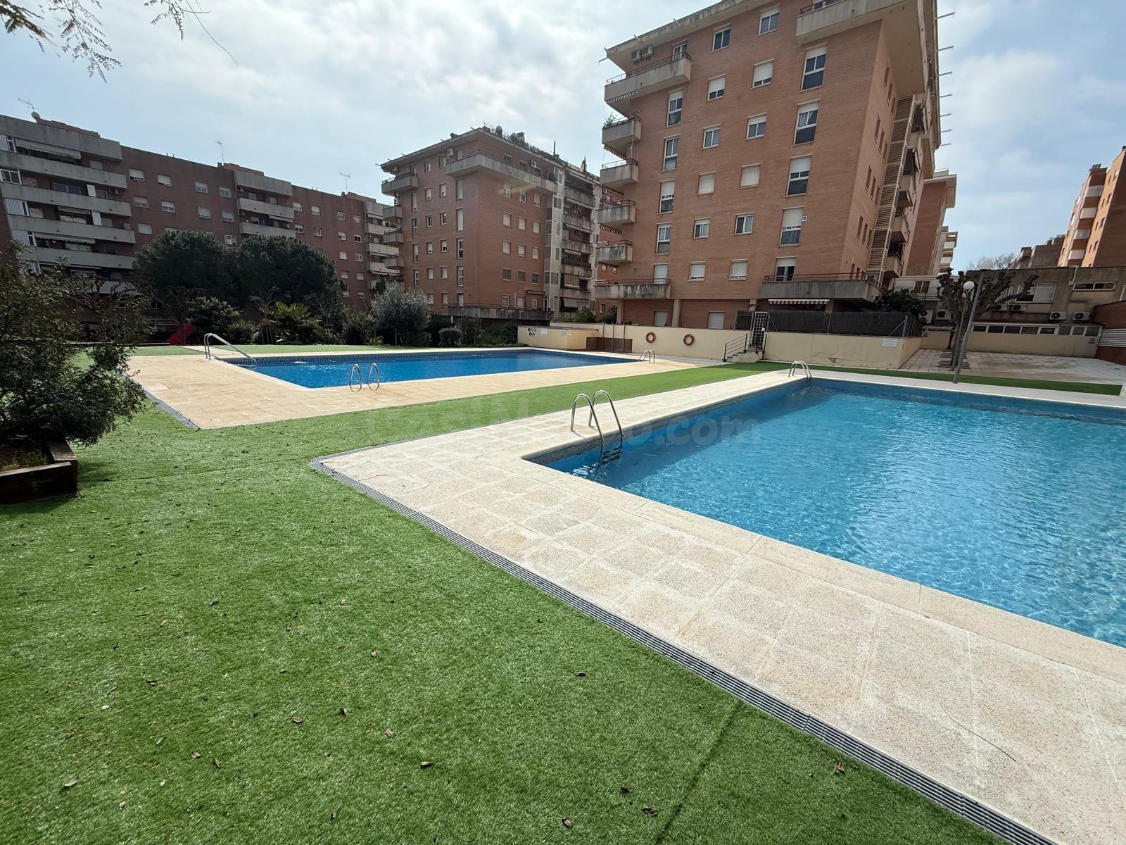 ¡¡Amplio piso con piscina comunitaria en Castelldefels!! - foto 2