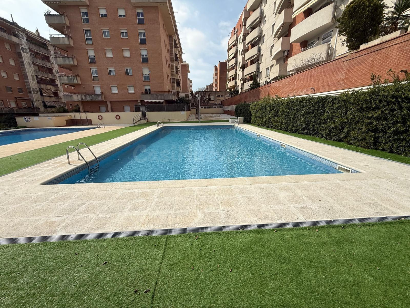 ¡¡Amplio piso con piscina comunitaria en Castelldefels!! - foto 4