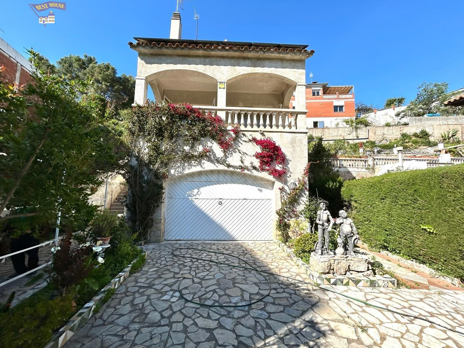 ESPECTACULAR VILLA CON PISCINA, TERRAZAS, GIMNASIO Y PISTA D