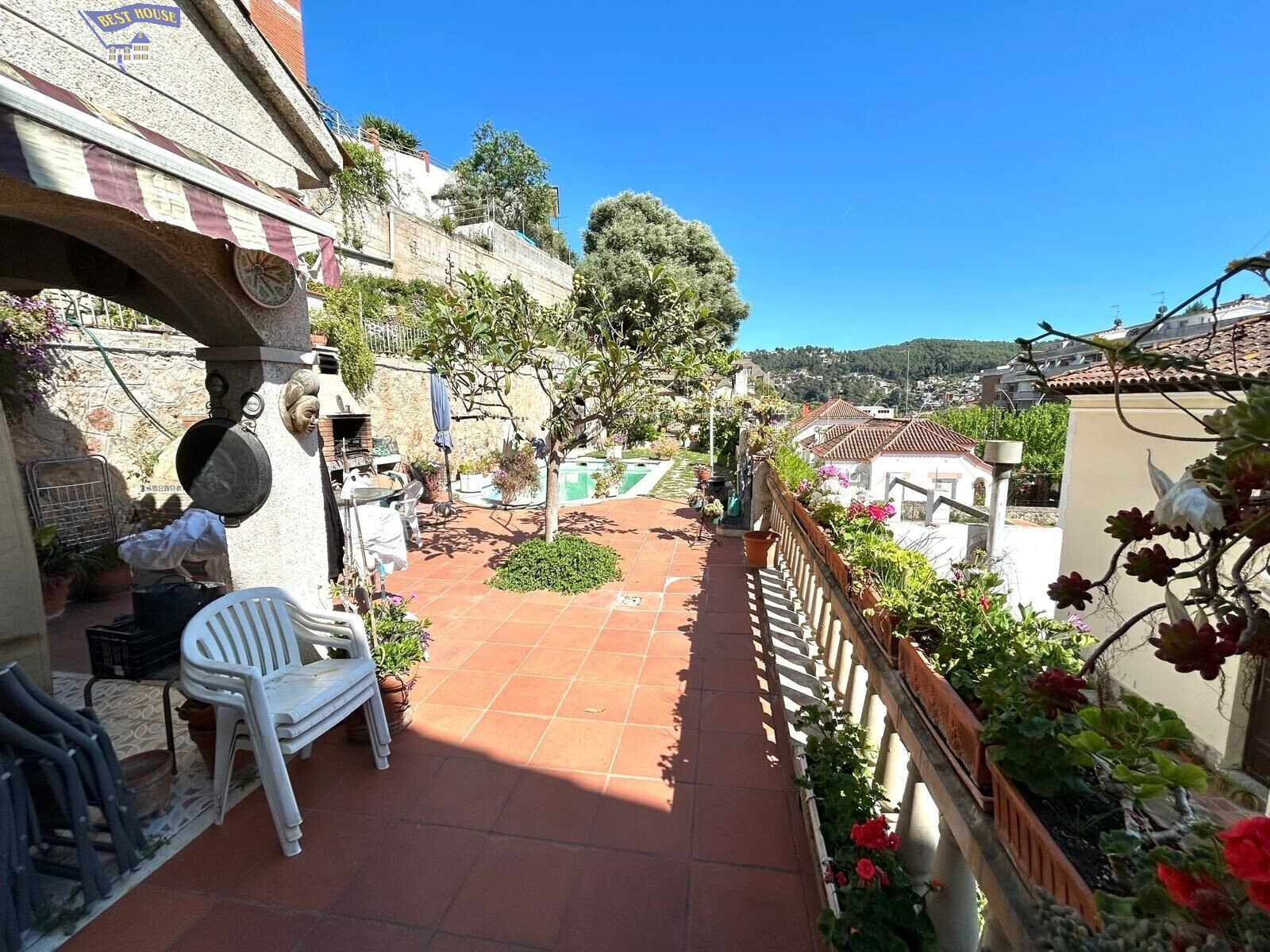 ESPECTACULAR VILLA CON PISCINA, TERRAZAS, GIMNASIO Y PISTA D - foto 3