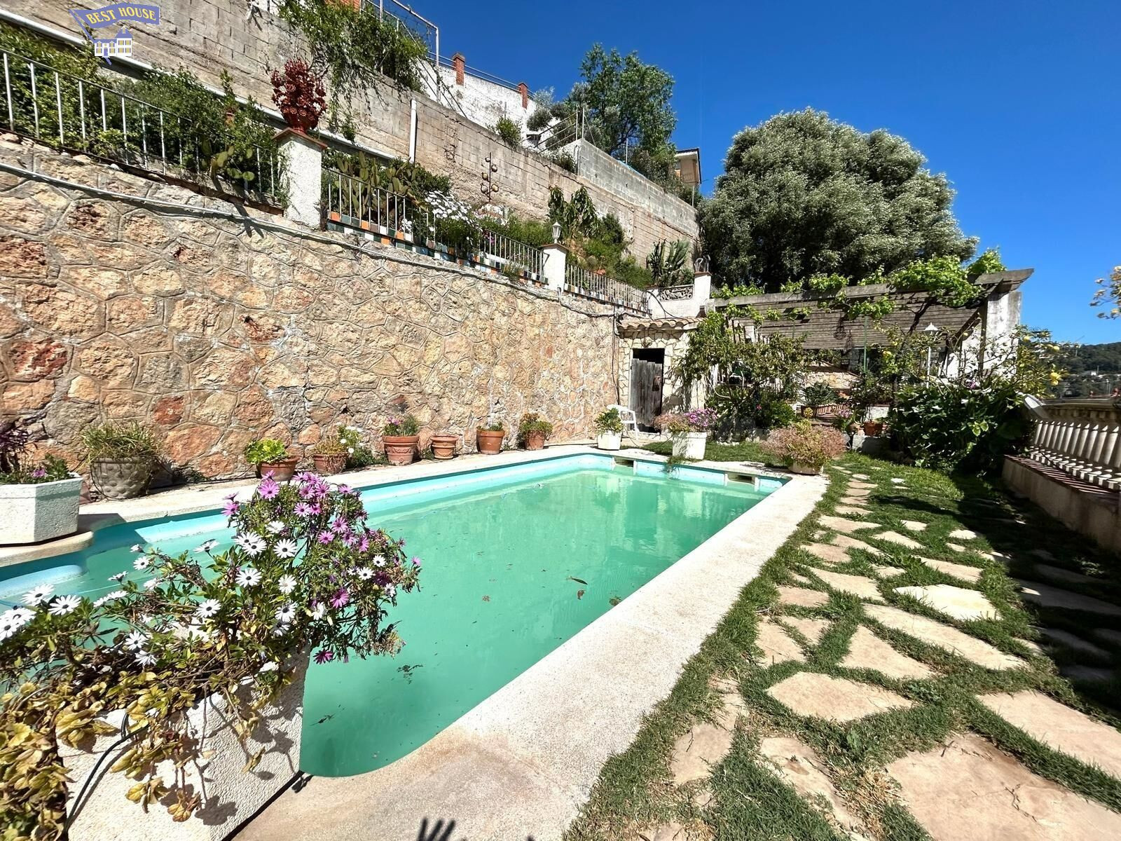 ESPECTACULAR VILLA CON PISCINA, TERRAZAS, GIMNASIO Y PISTA D - foto 4