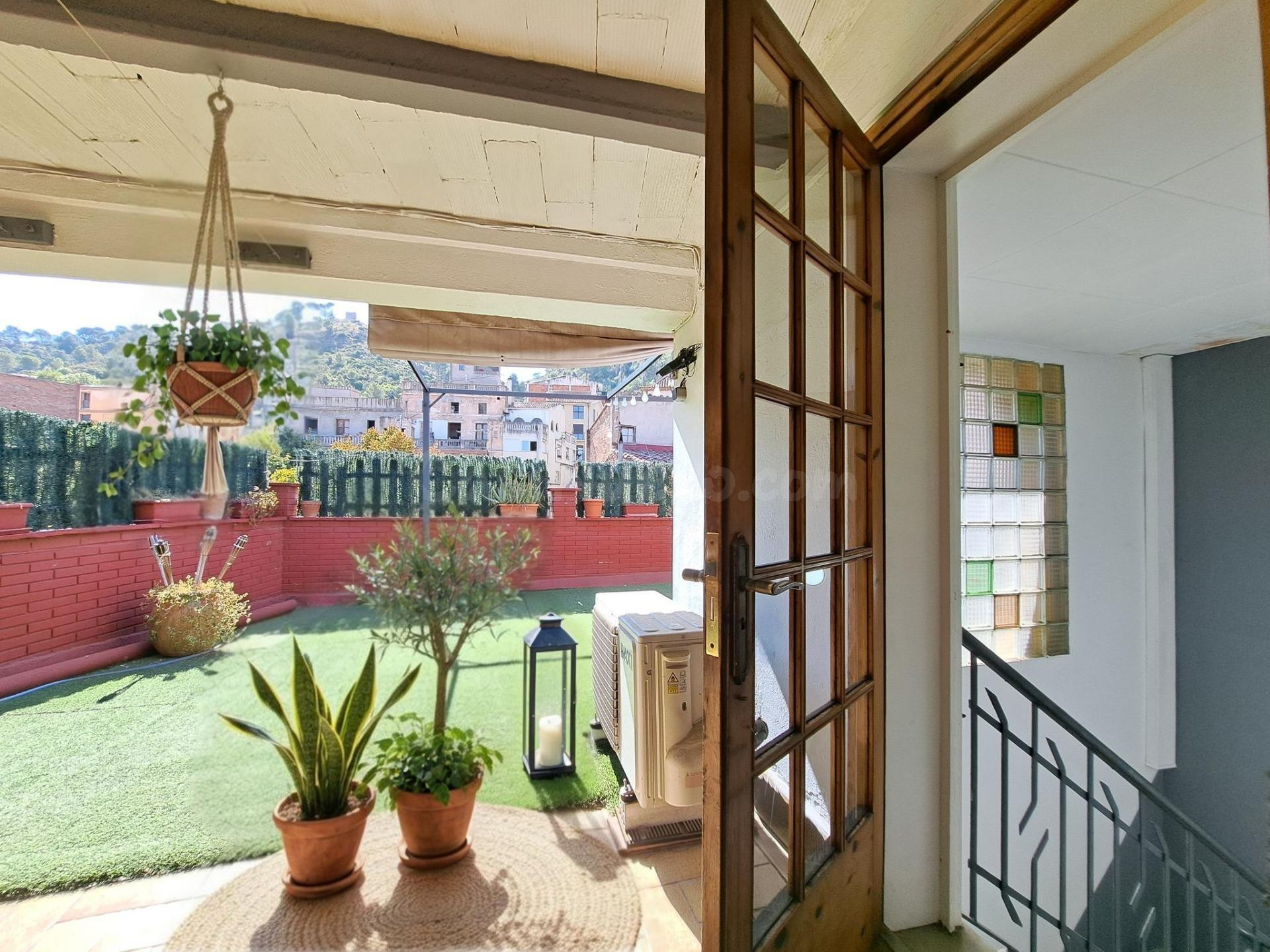 CASA ANTIGUA REFORMADA, ESQUINERA, DE  4 DORMITORIOS, TERRAZ