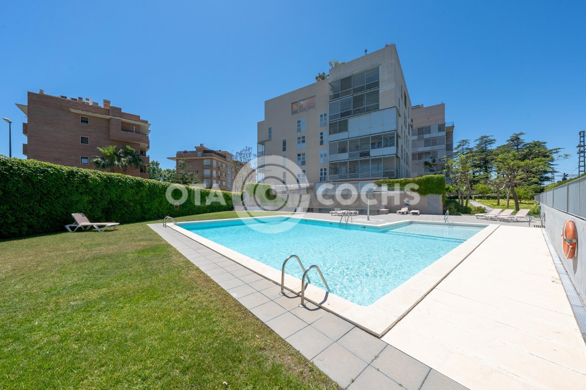 ESPECTACULAR PISO CON PISCINA COMUNITARIA