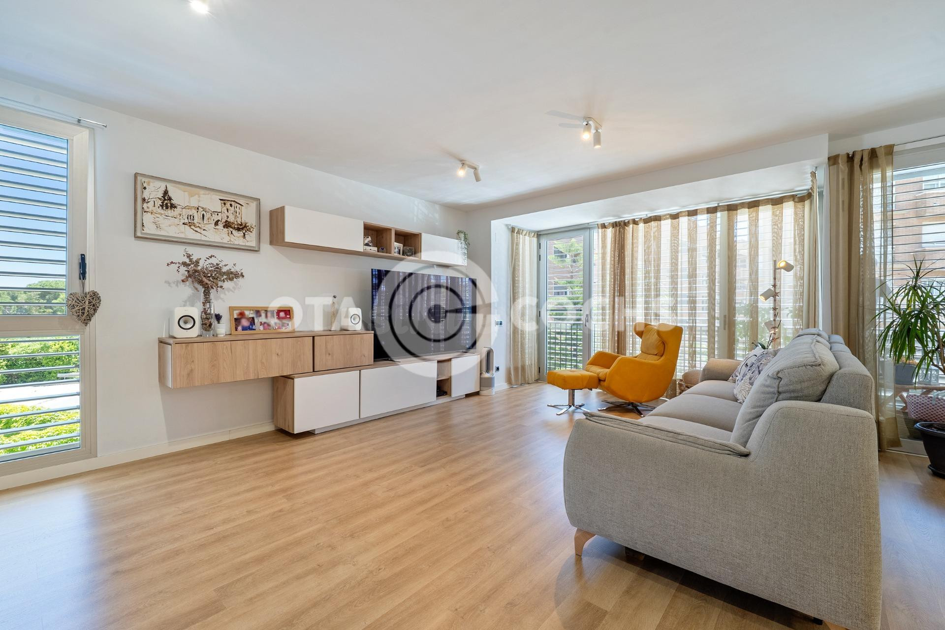 ESPECTACULAR PISO CON PISCINA COMUNITARIA - foto 3