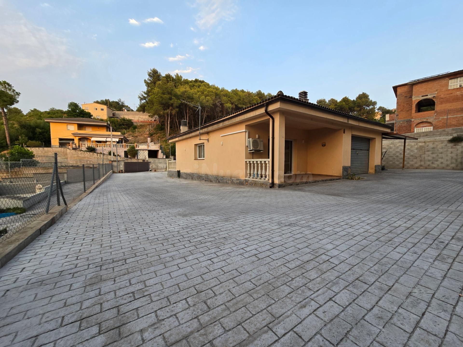 ¡TU REFUGIO PERFECTO A UN PASO DE BARCELONA! Casa de 1 plant - foto 2
