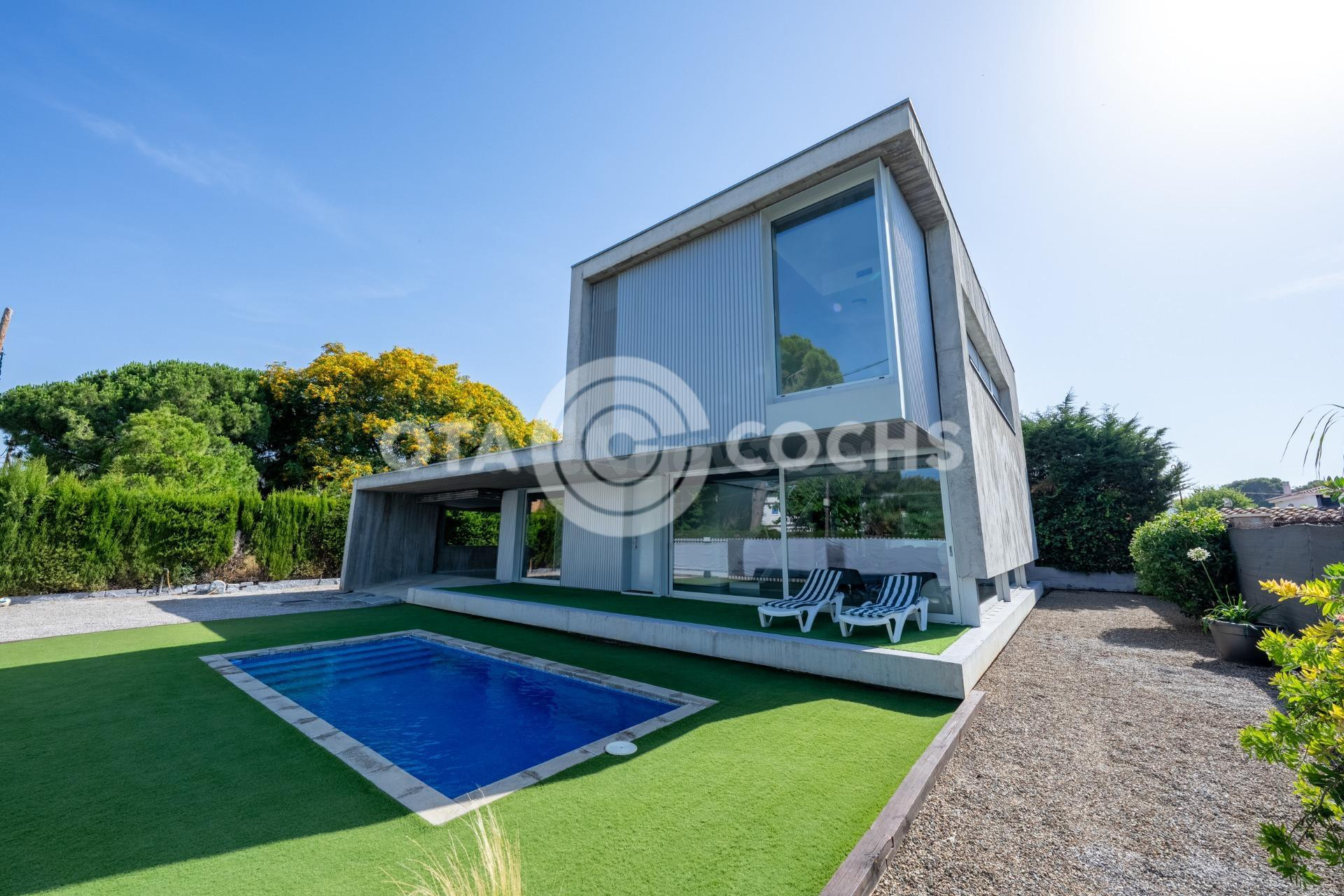 ESPECTACULAR CASA DE DISEÑO EN CAMBRILS