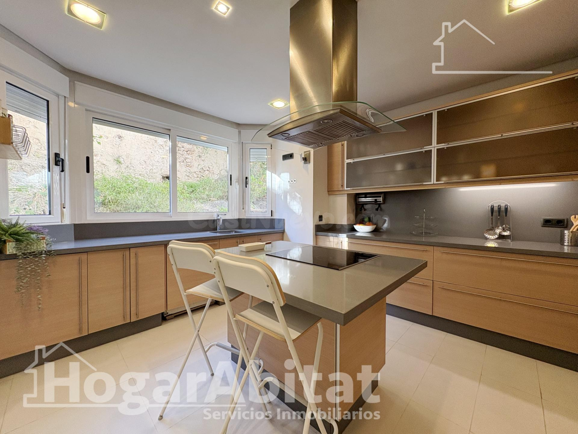 ¡CERCA DE LA PLAYA! PRECIOSA CASA CON GARAJE, ASCENSOR, DOS  - foto 4