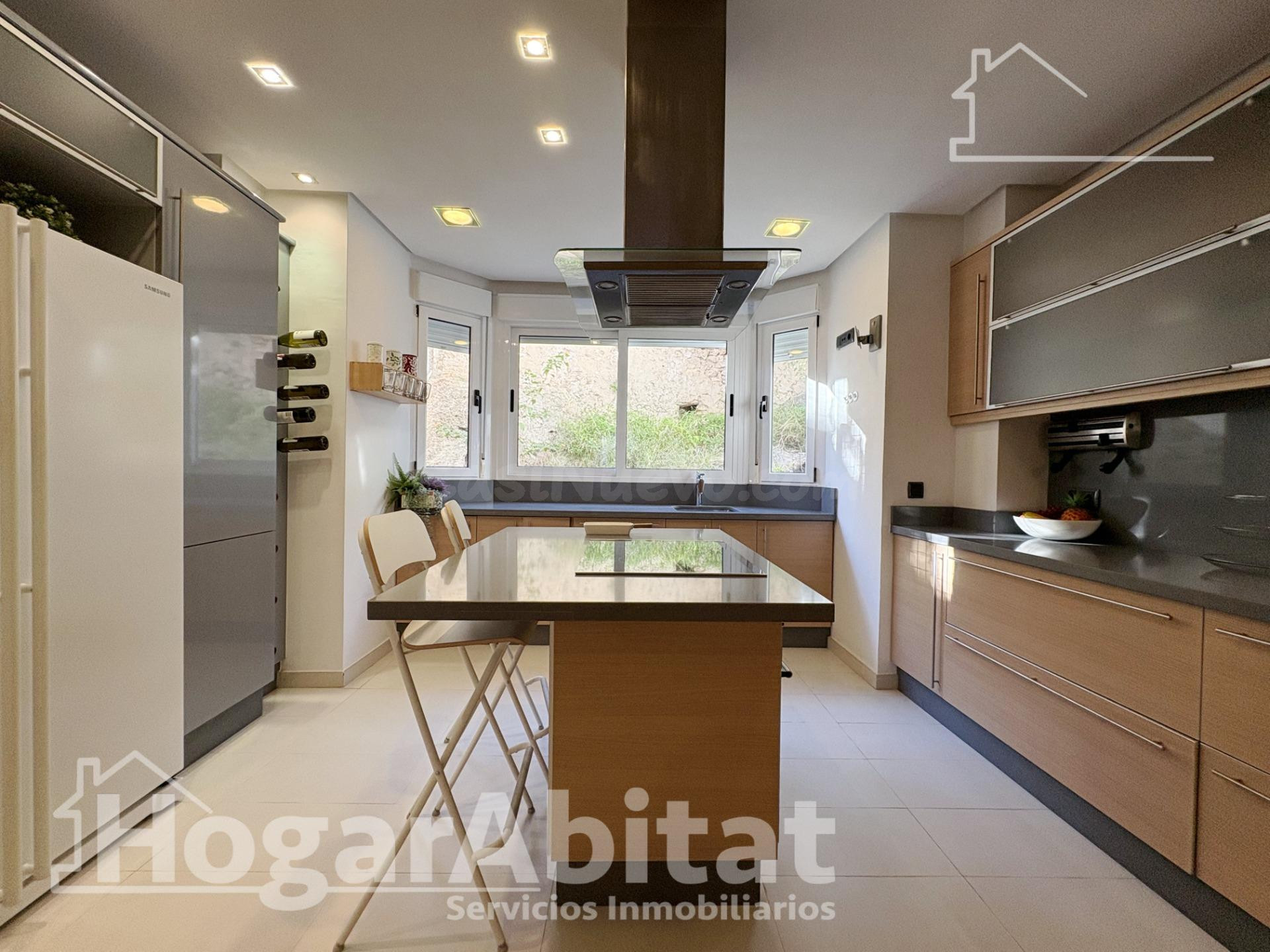 ¡CERCA DE LA PLAYA! PRECIOSA CASA CON GARAJE, ASCENSOR, DOS  - foto 5