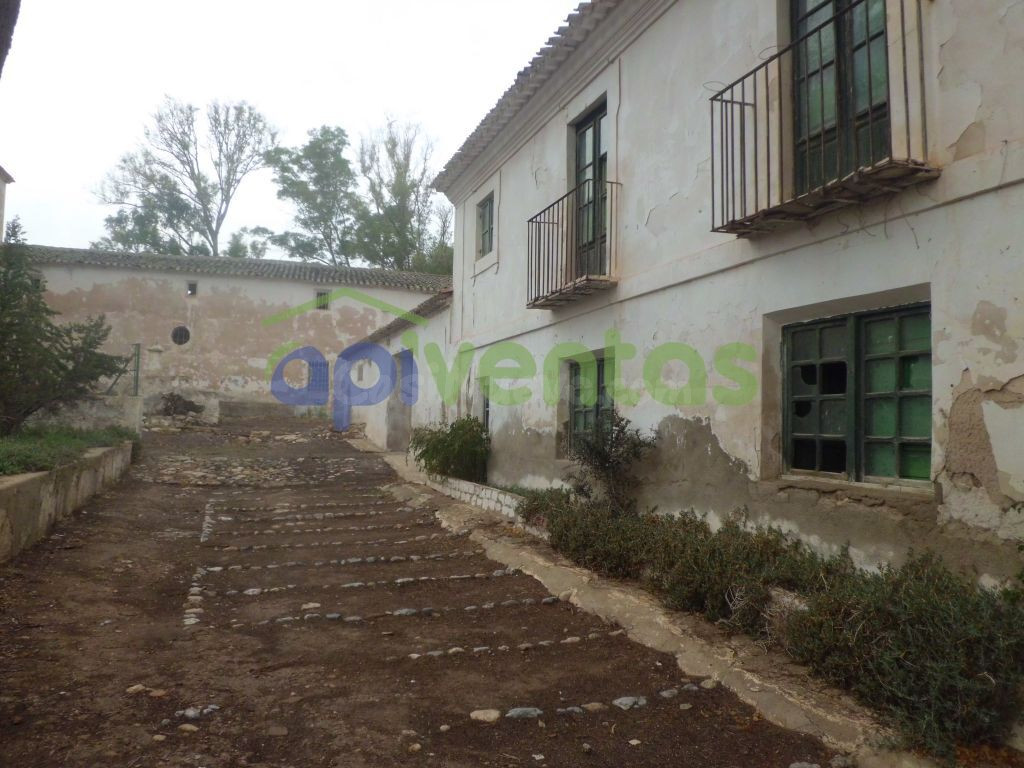 Finca Rústica con Edificaciones Varias