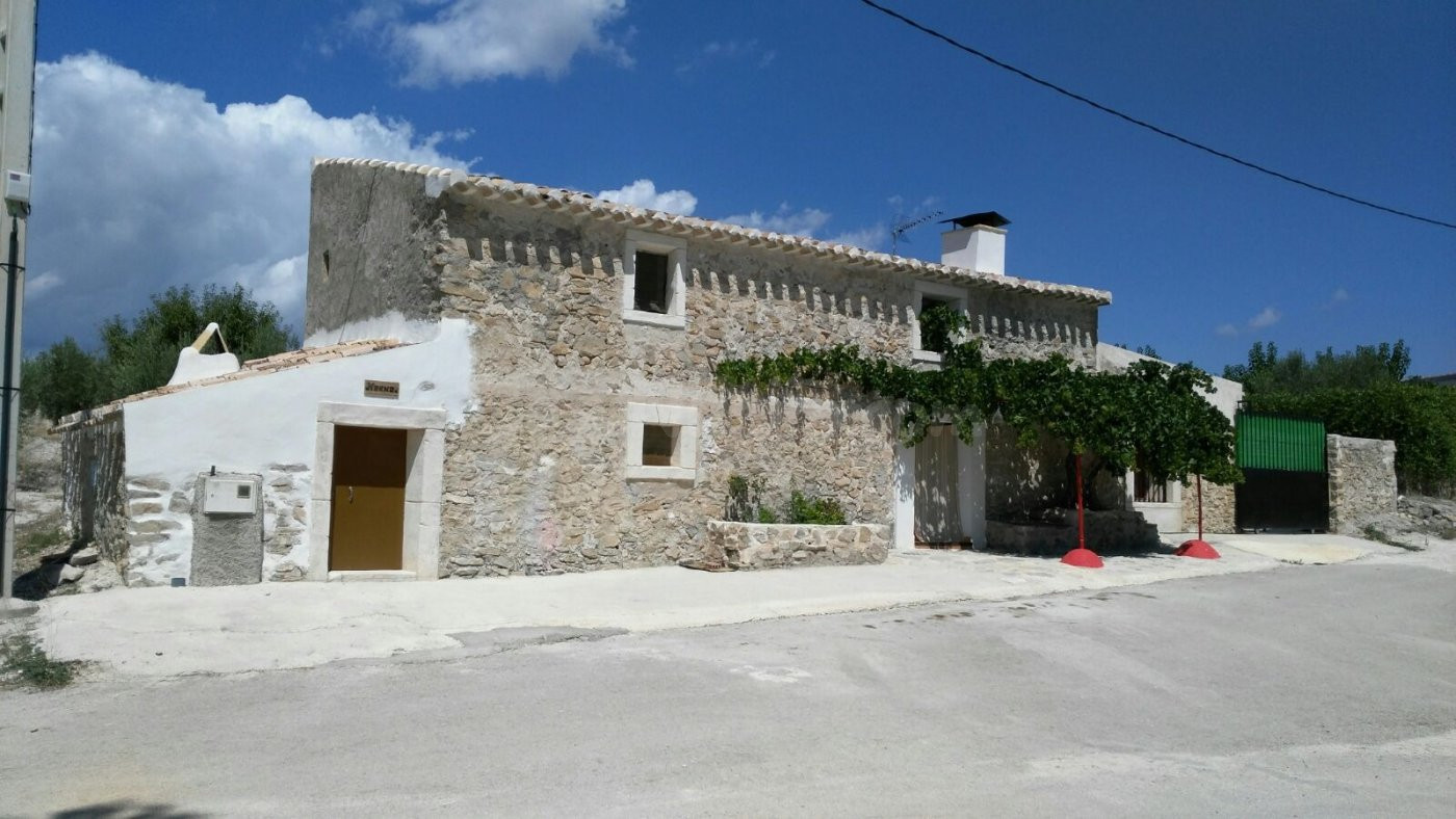 CORTIJO EN MORATALLA (CASA CON TERRENO)