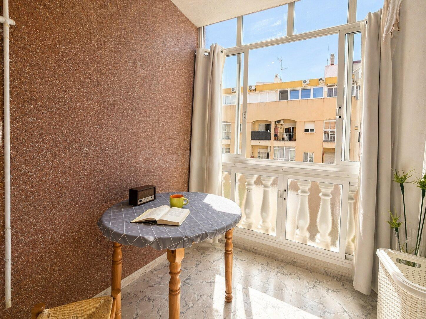 Apartamento de 2 dormitorios, orientación Sur y plaza de gar