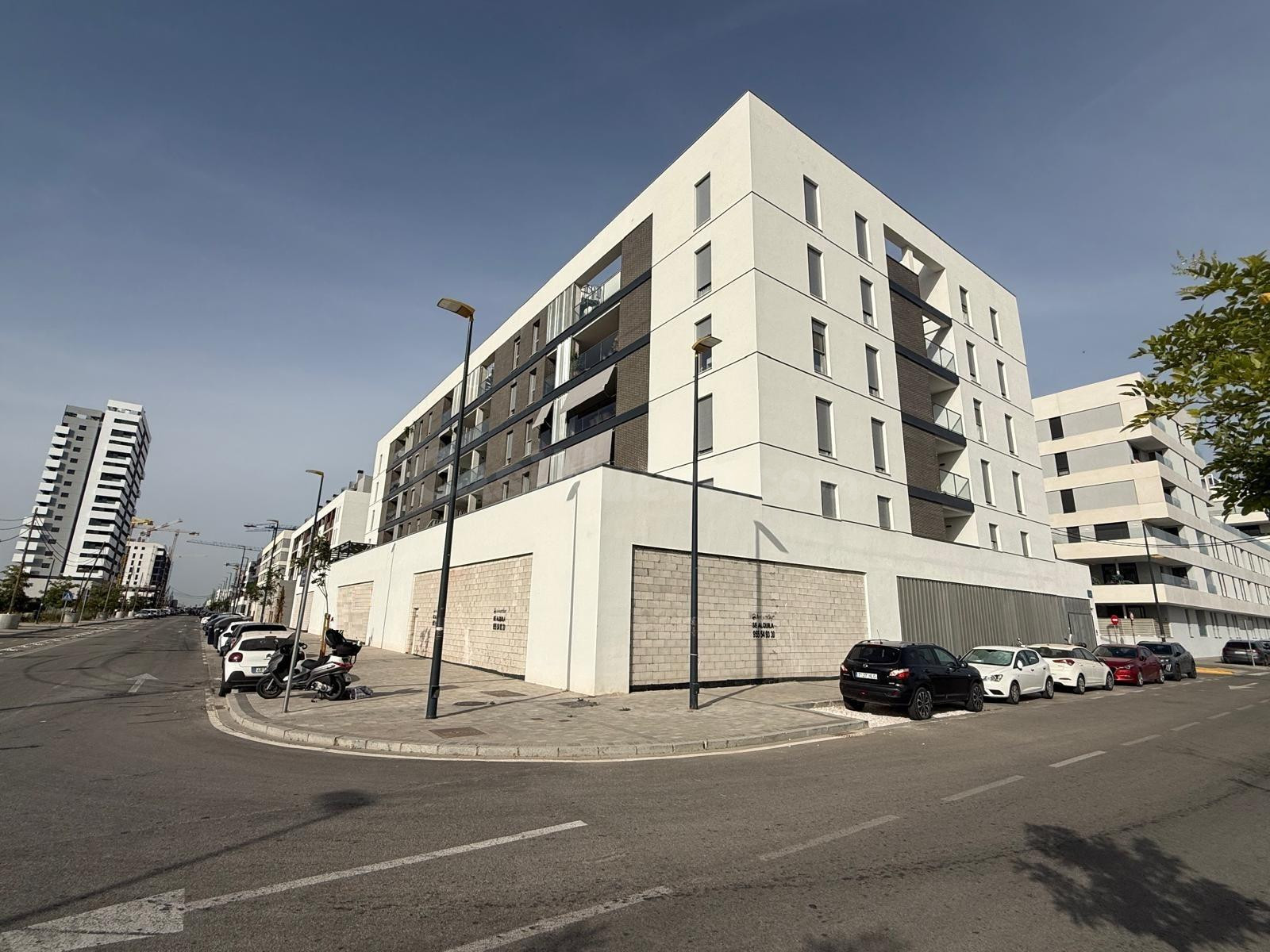 Amplio Local Comercial en Palmas Altas, Sevilla - Oportunida