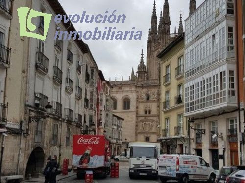 Llana de Afuera, frente a la catedral de Burgos. Impresionan