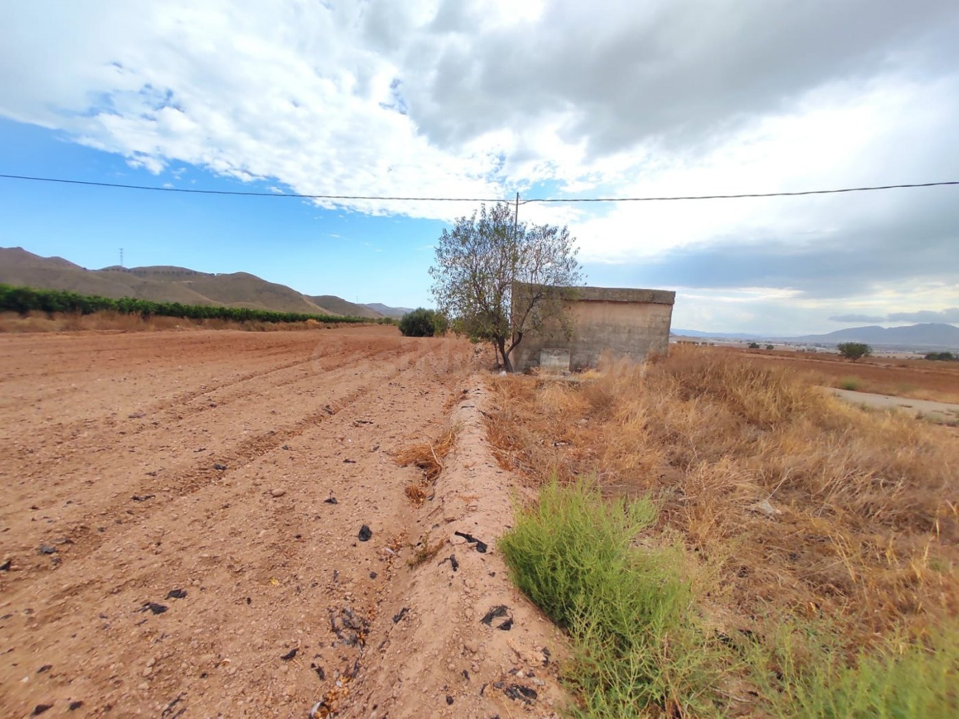 Terreno con edificacion antigua y suministro de luz