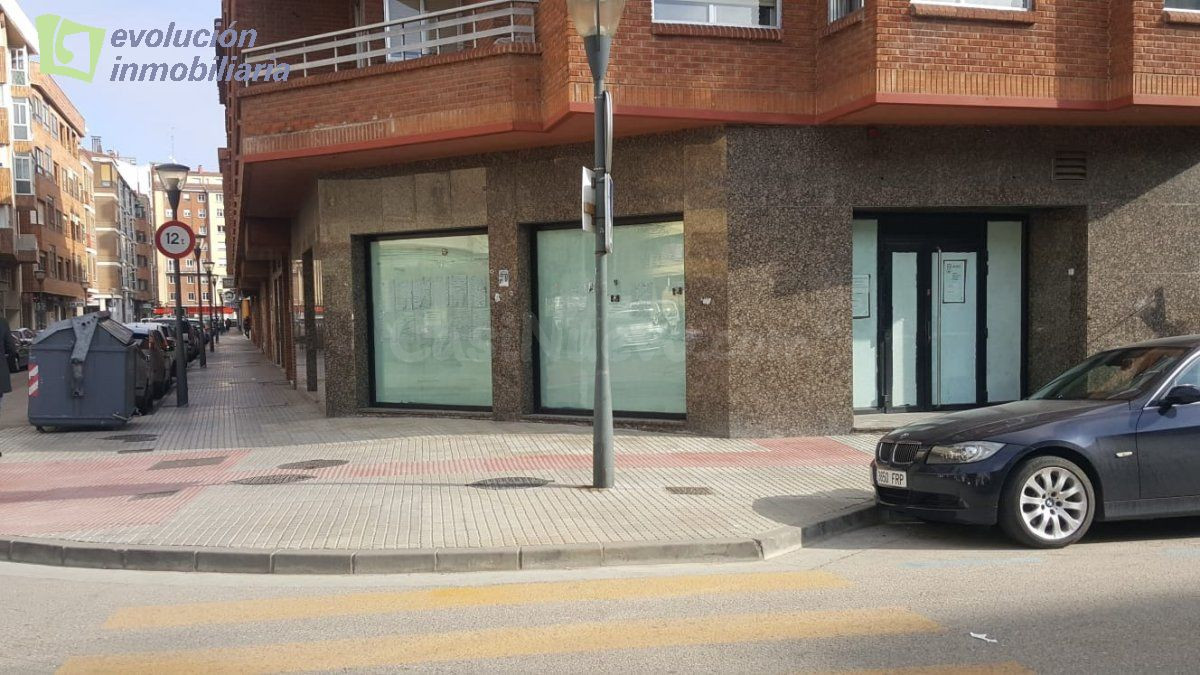 En Burgos. Calle Petronila Casado esquina Calle Clunia. Estupendo local de  850 mt