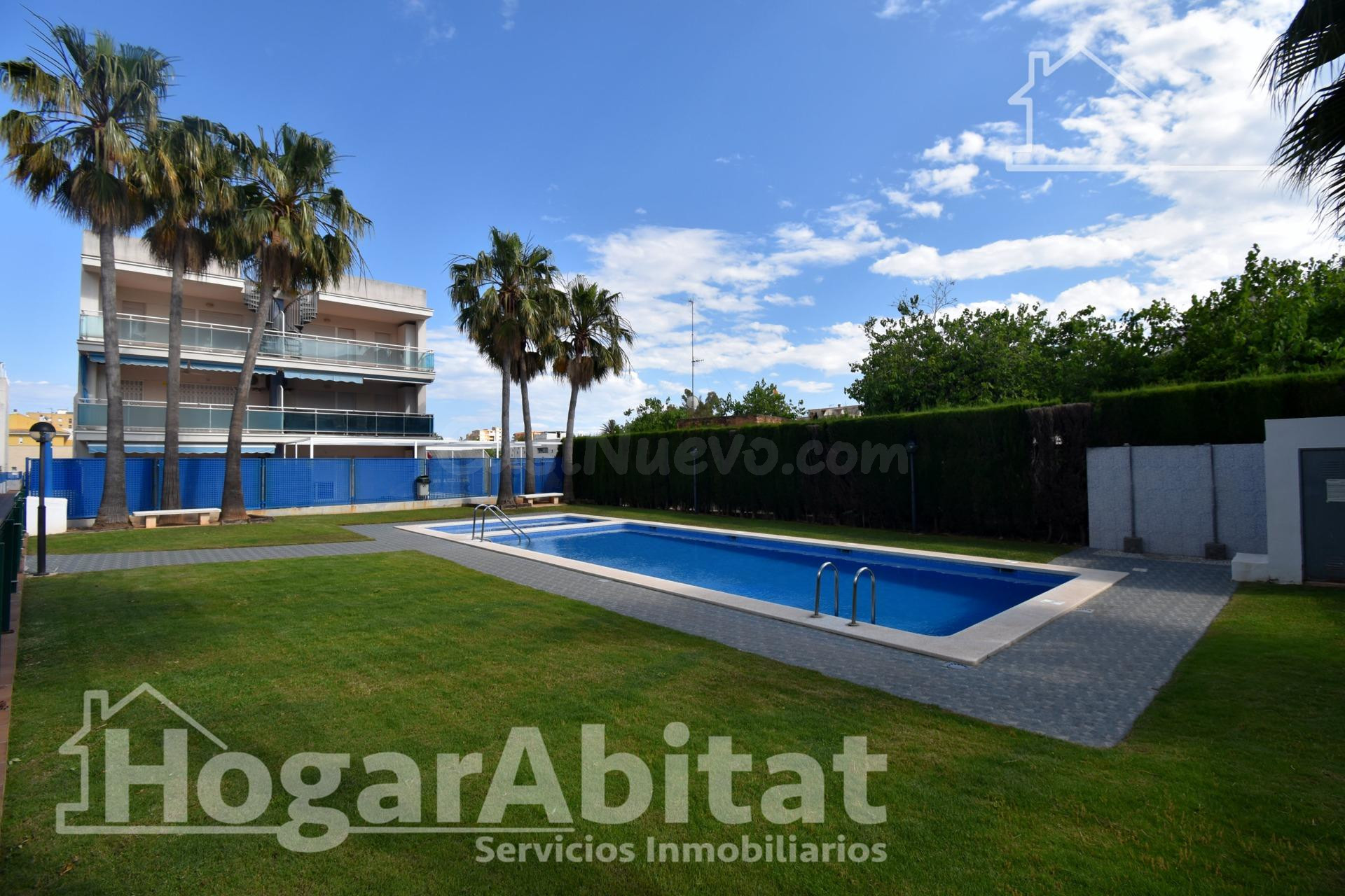 SEMINUEVO CON TERRAZA, PISCINA Y GARAJE CERCA DE LA PLAYA - foto 2