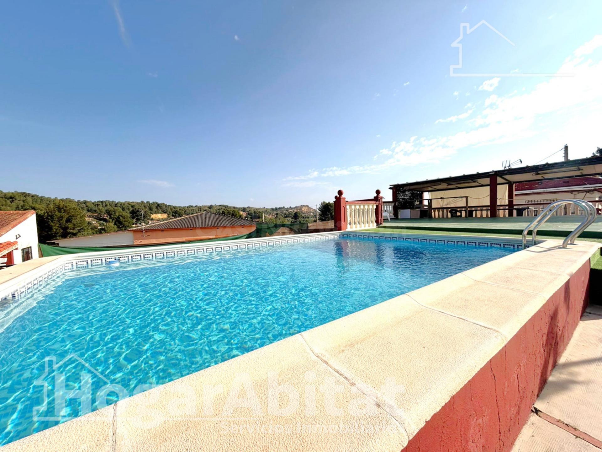 CHALET CON PISCINA, GARAJE, TERRAZA Y BARBACOA