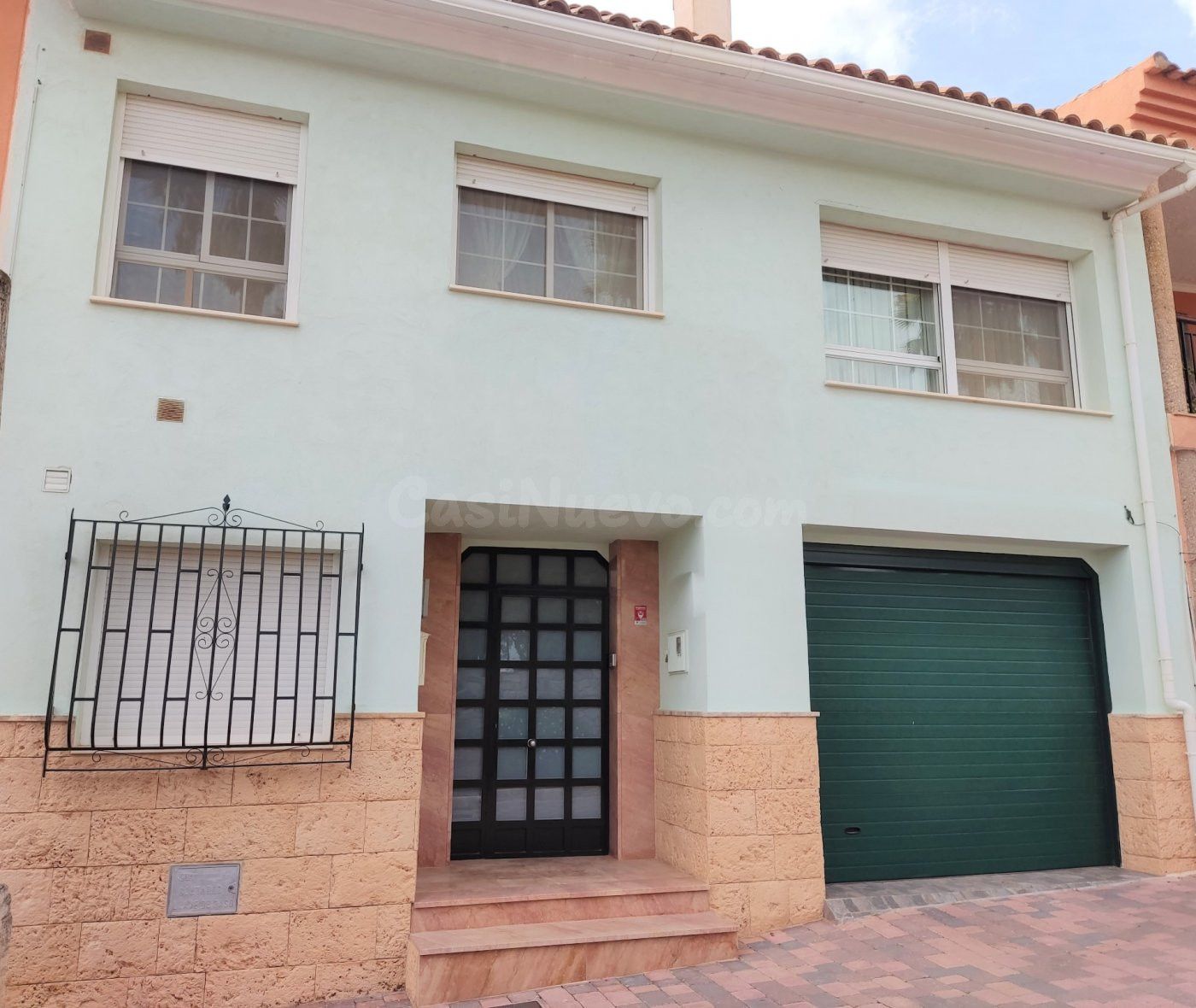 Casa con 5 habitaciones, 3 baños, 1 aseo,