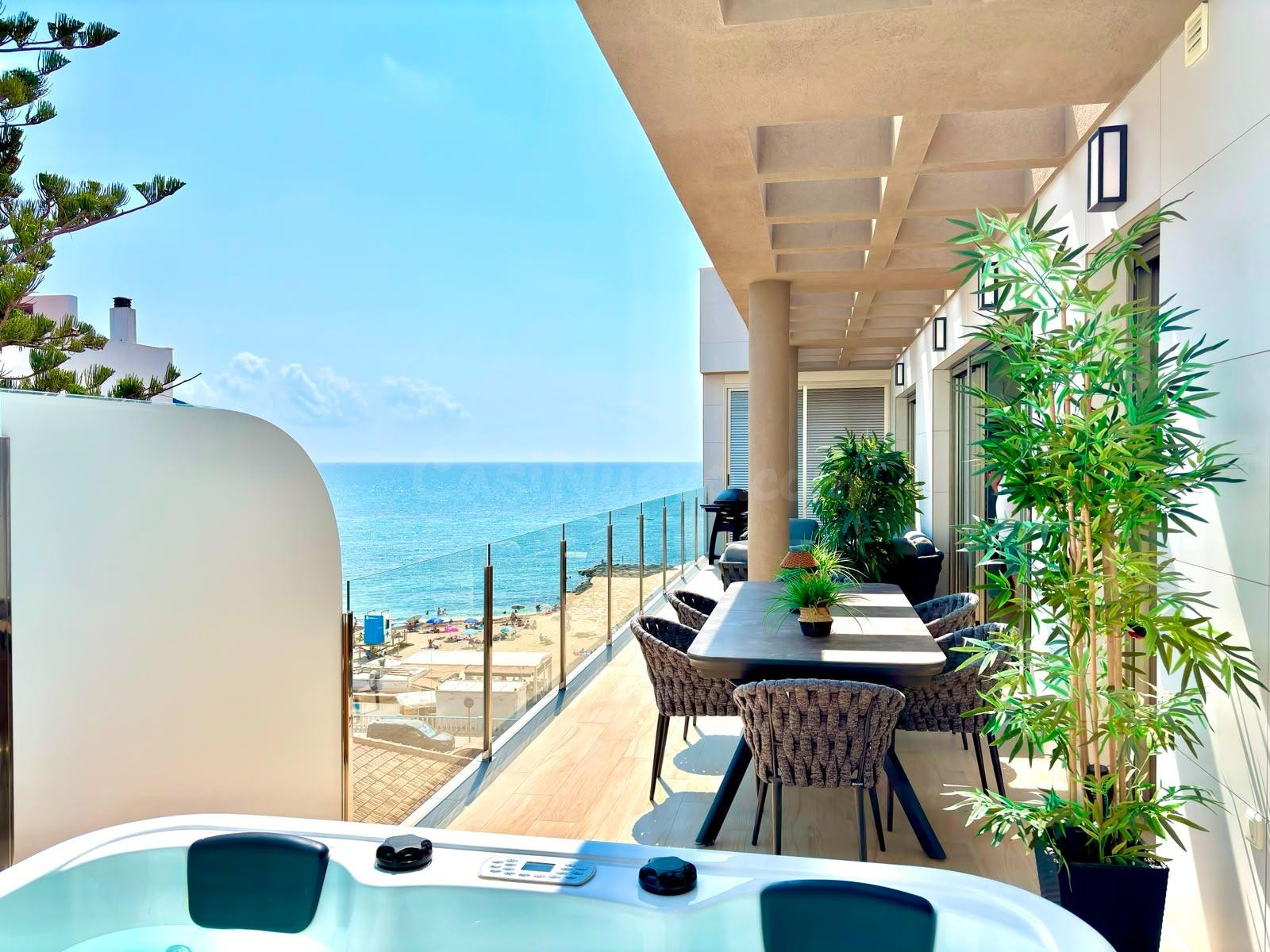 Exclusivo ático de obra nueva en primera línea de Playa de L