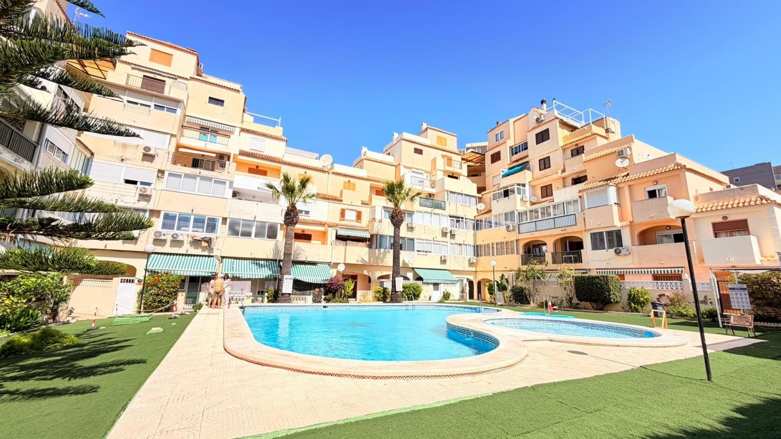 Ático de 1 dormitorio con vistas al mar y piscina comunitari - foto 2