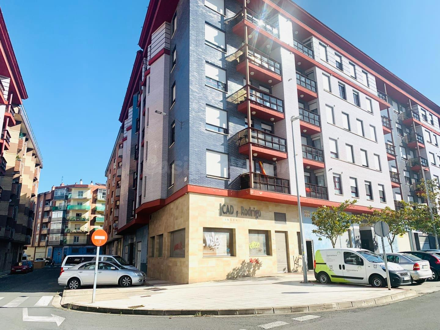Em Miranda de Ebro, local de 96 m2 a la venta y/o alquiler
