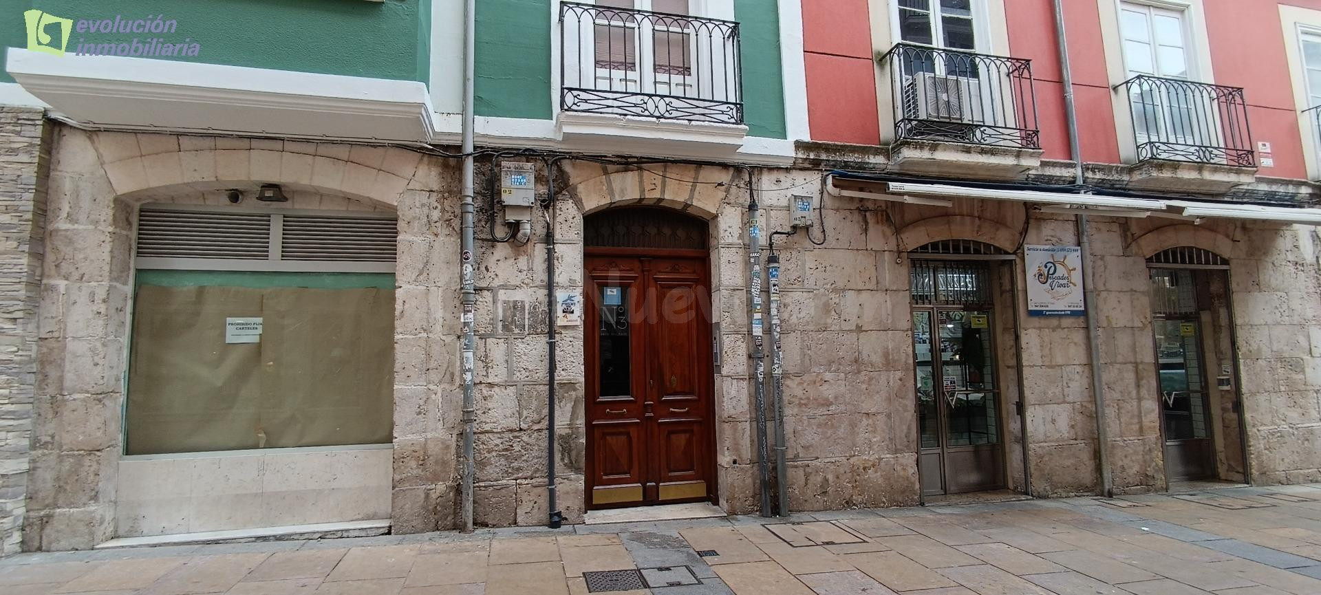 SE ALQUILA OFICINA EN PLENO CENTRO AL LADO DE LA CATEDRAL!!!