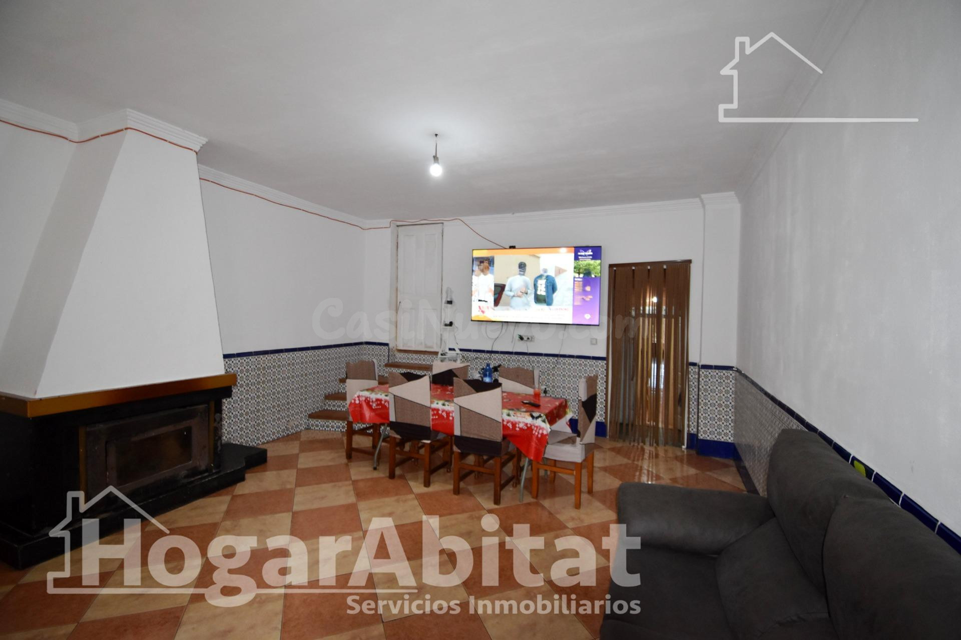 AMPLIA Y LUMINOSA CASA CON TERRAZA Y TRASTERO