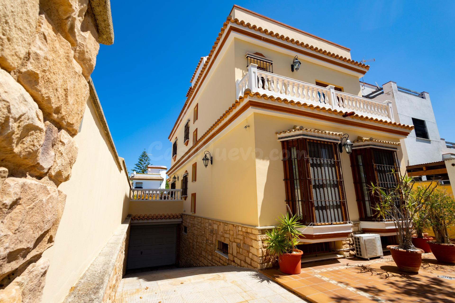 GRAN CHALET EN LA ZONA DE LA LAGUNA.