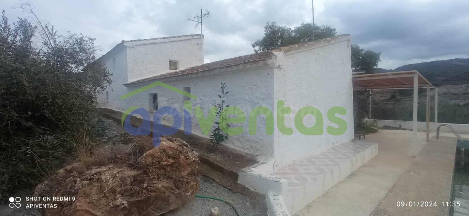 Cortijo de piedra con 20 hec de terreno - foto 2