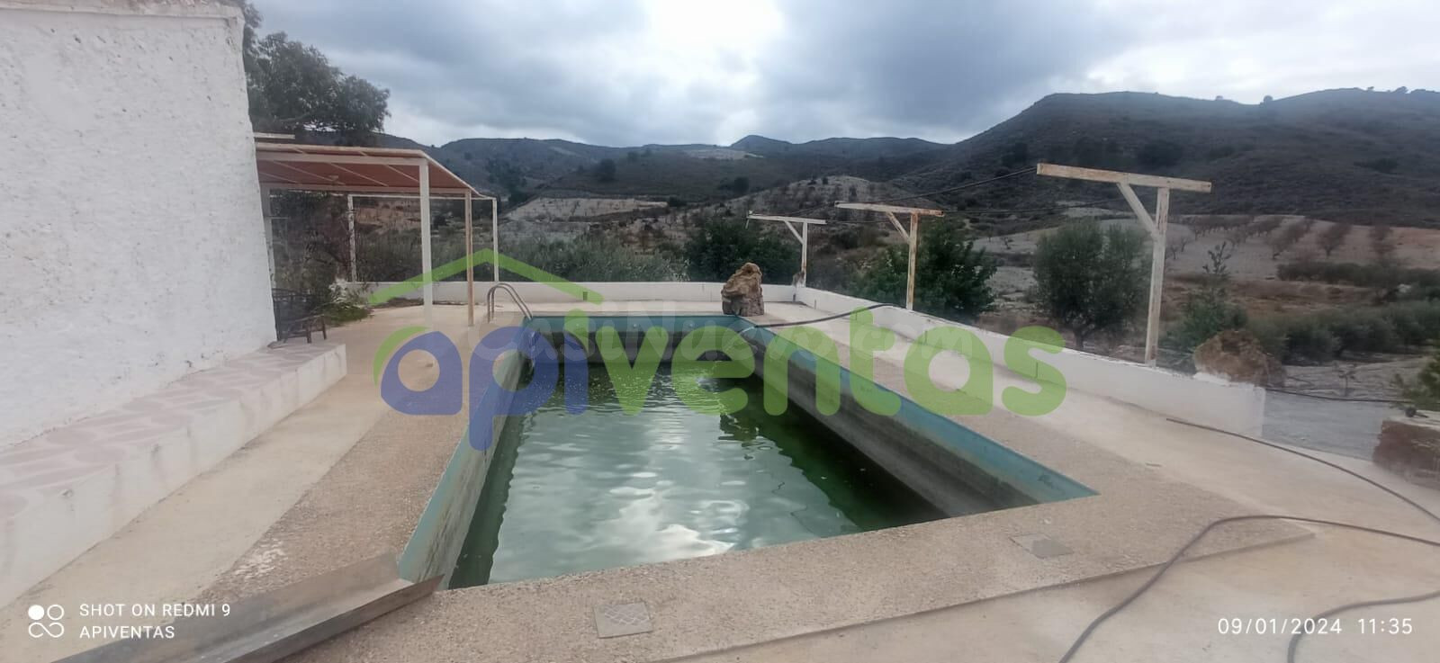 Cortijo de piedra con 20 hec de terreno - foto 3
