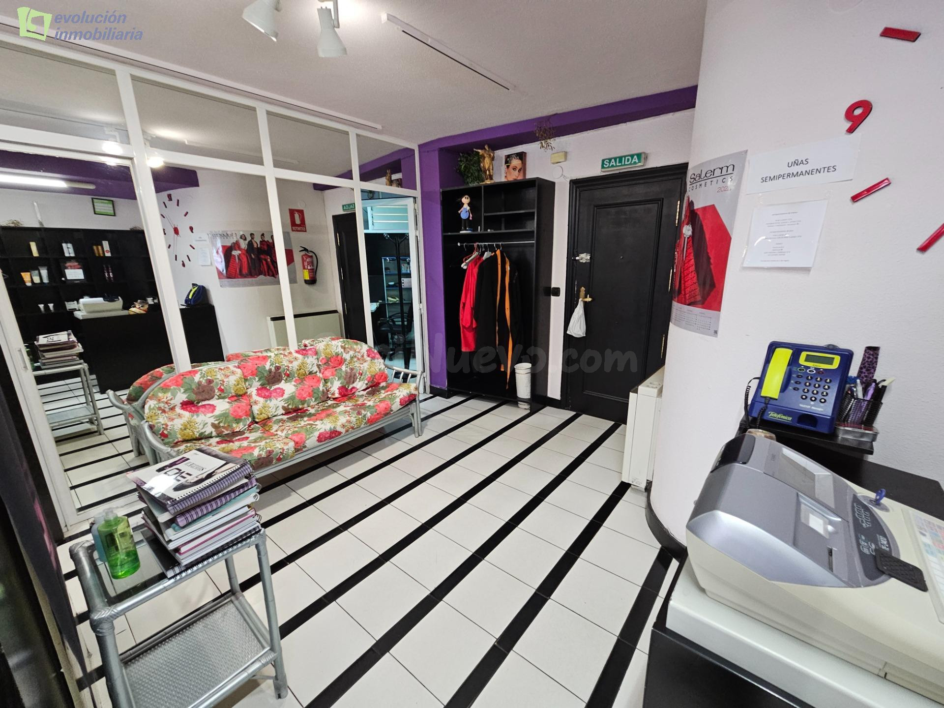 Local comercial en entreplanta en Burgos zona Gamonal - Pelu - foto 4