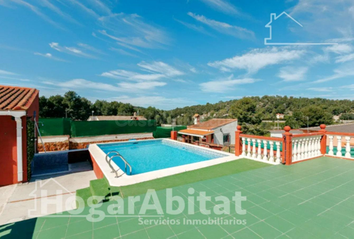 CHALET CON PISCINA, GARAJE, TERRAZA Y BARBACOA