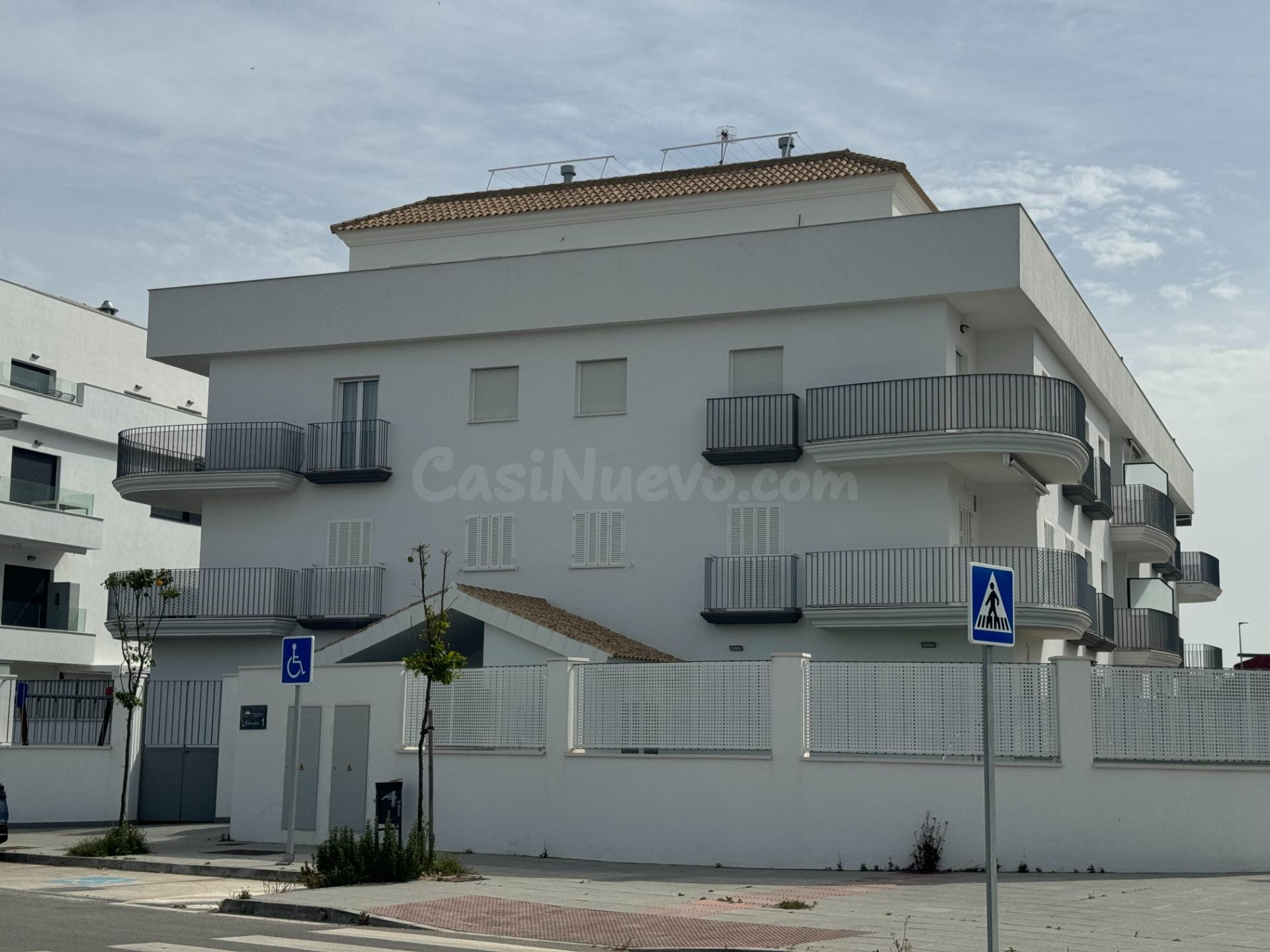 OPORTUNIDAD VIVIENDA DE RECIENTE CONSTRUCCIÓN JUNTO A LA PLAYA CON GARAJE, TRASTERO Y PISCINA.